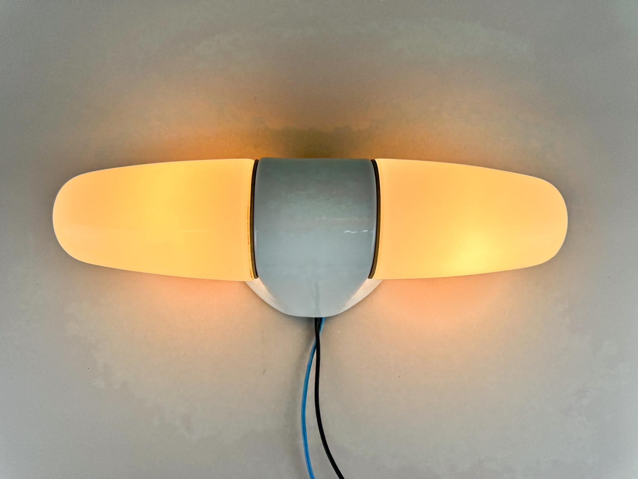 Lampada da parete doppia in ceramica e vetro opalino del 1960 In condizioni buone in vendita a Praha, CZ