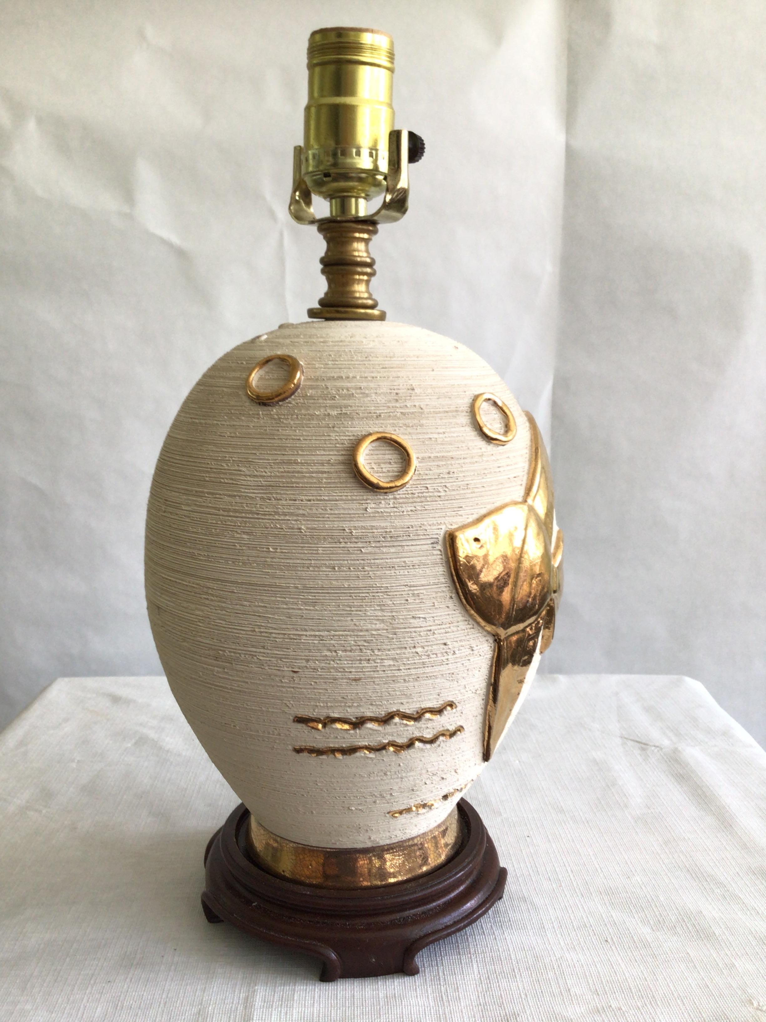 1960s Ceramic Pottery Lamp With Fish Appliqué On Wooden Base In Good Condition For Sale In Tarrytown, NY