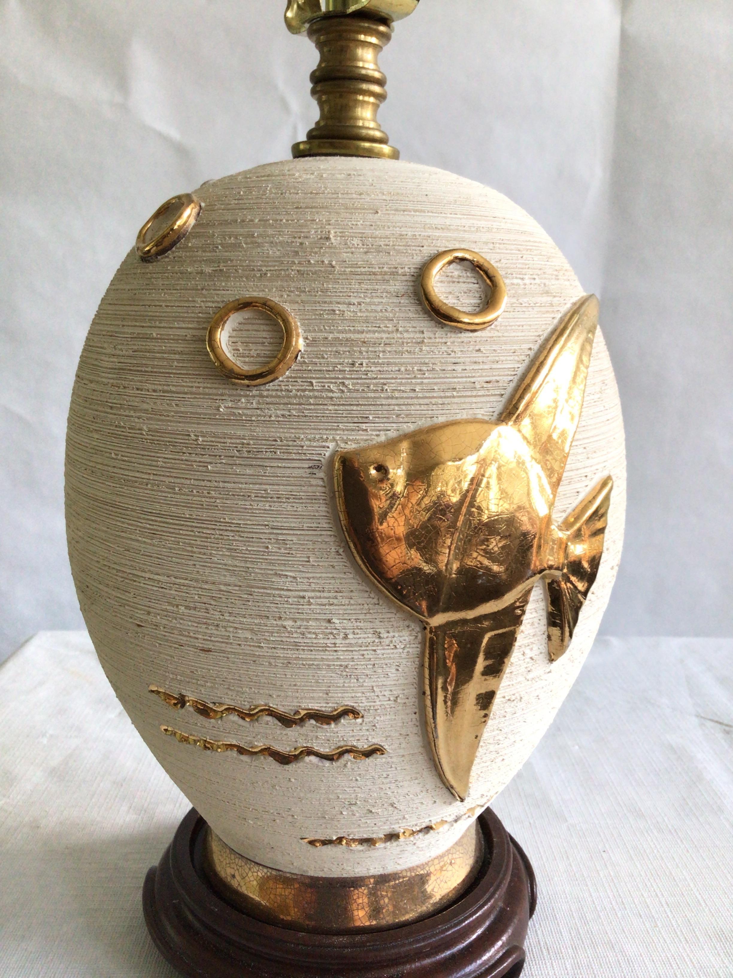 Milieu du XXe siècle Lampe en céramique des années 1960 avec application de poissons sur base en bois en vente