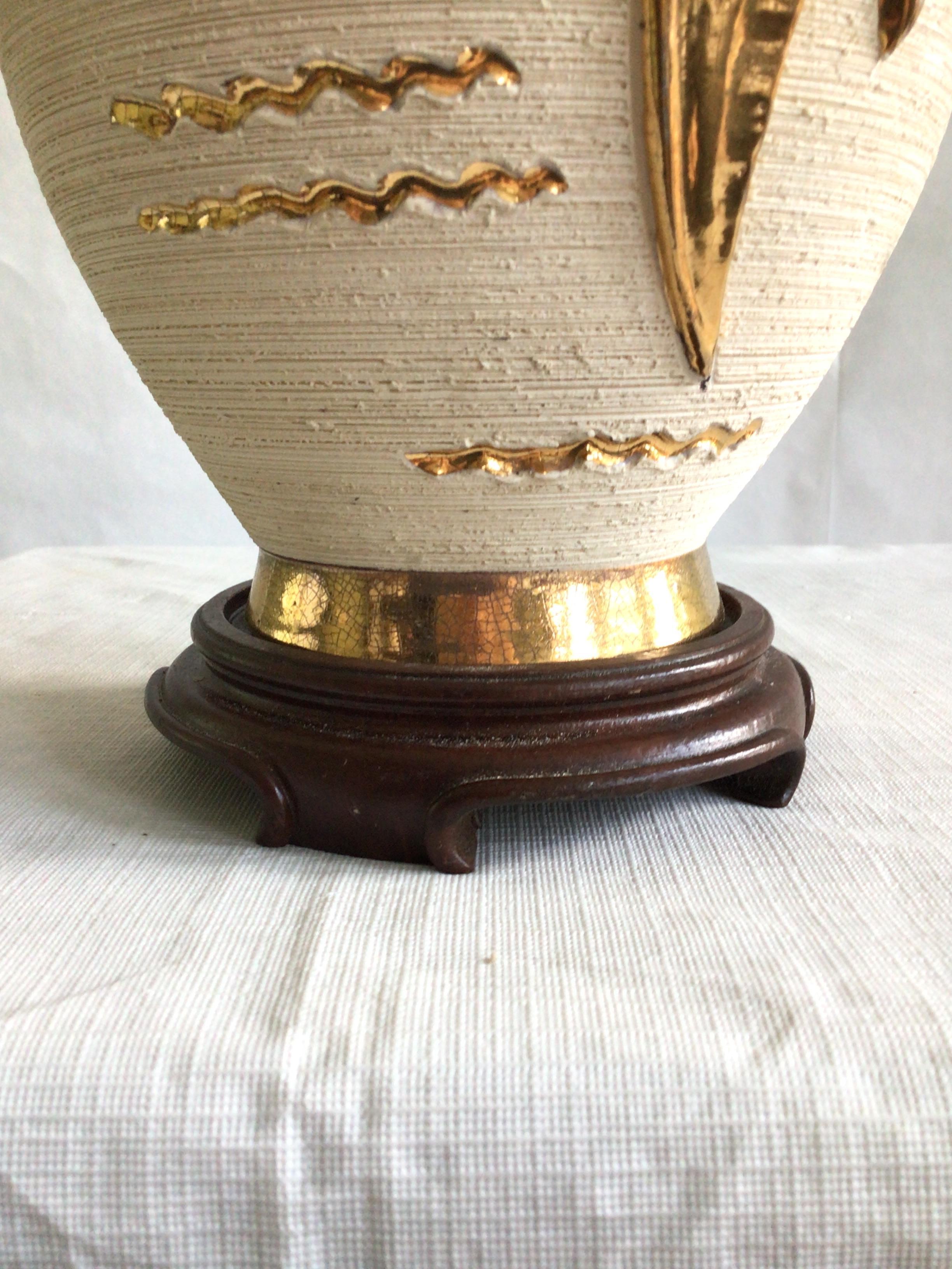 Poteries Lampe en céramique des années 1960 avec application de poissons sur base en bois en vente