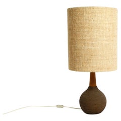 Lampada da tavolo o da terra in ceramica degli anni '60 con paralume originale in tessuto di Fabrice