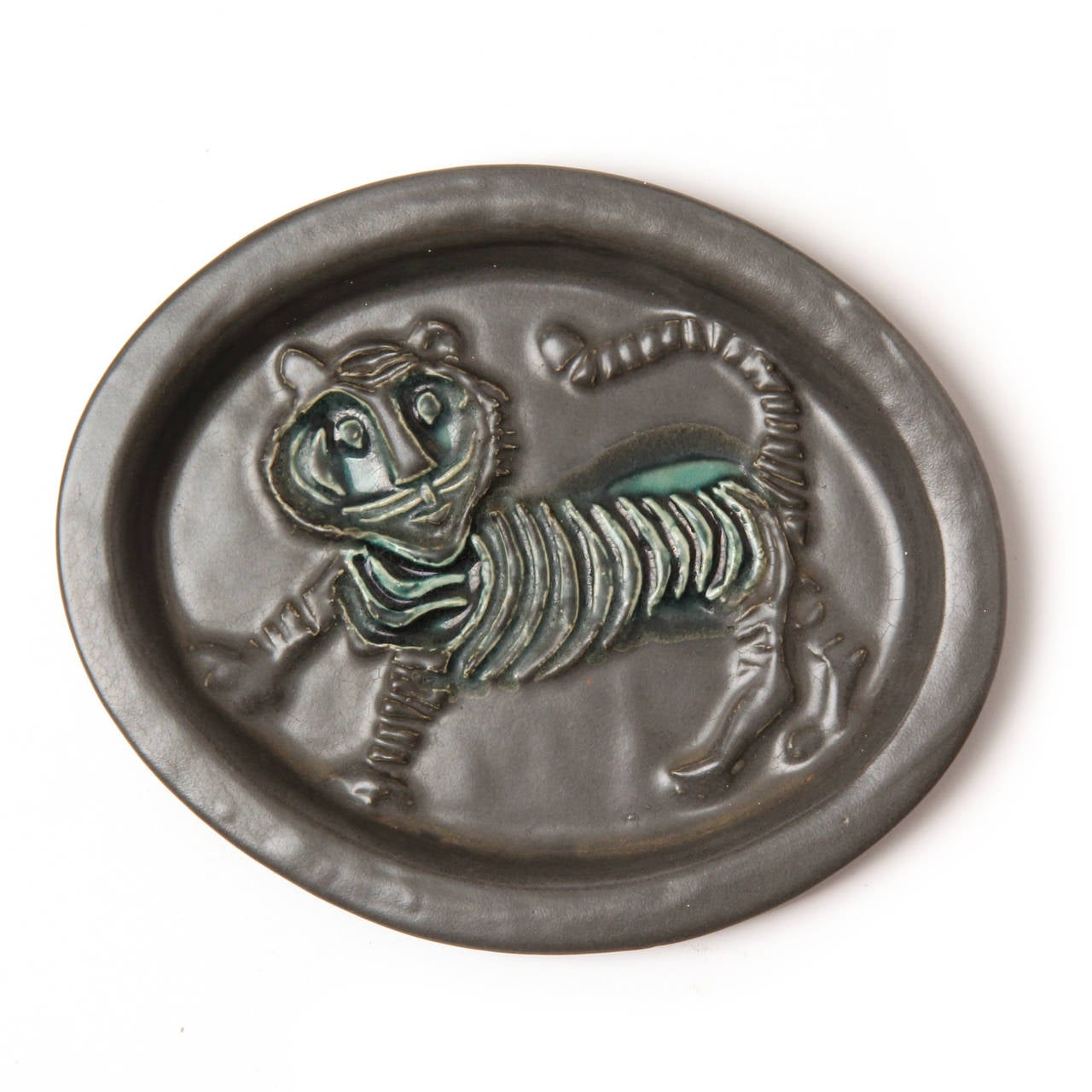 Una deliciosa y expresiva placa única de cerámica modelada a mano que representa a un tigre con un rico esmalte negro-marrón-verde mate.