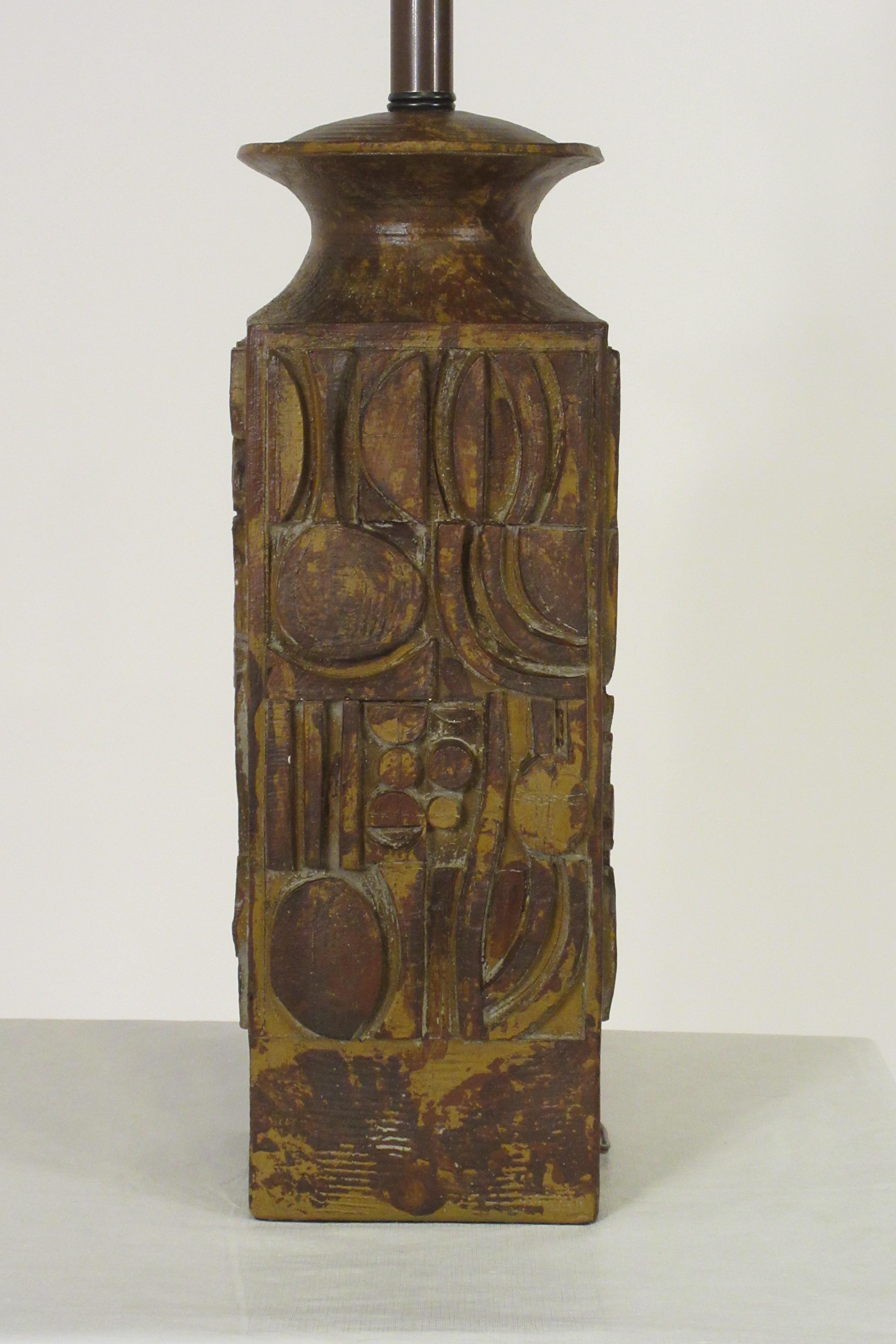 Abstrakte Keramik-Tischlampe mit Stammesmotiven aus den 1960er Jahren (Mitte des 20. Jahrhunderts) im Angebot