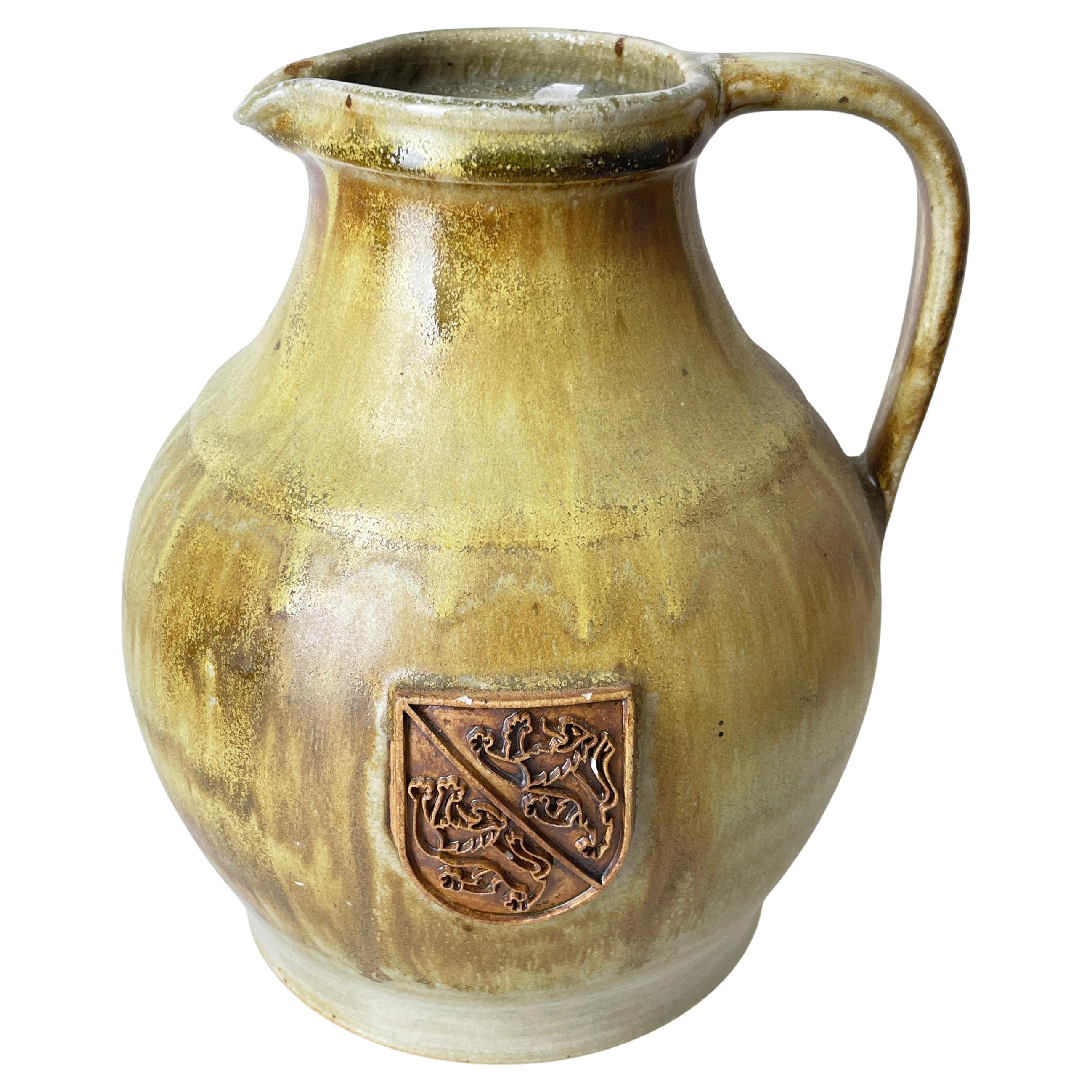Vaso in ceramica Arnold Zahner del 1960, realizzato a mano da Rheinfelden Keramik, Svizzera.
Nome dello Studio A sulla base: Rheinfelden. 
Motivo a doppio scudo leonino su un lato. Bellissimo esempio di ceramica svizzera di metà secolo, opera di un