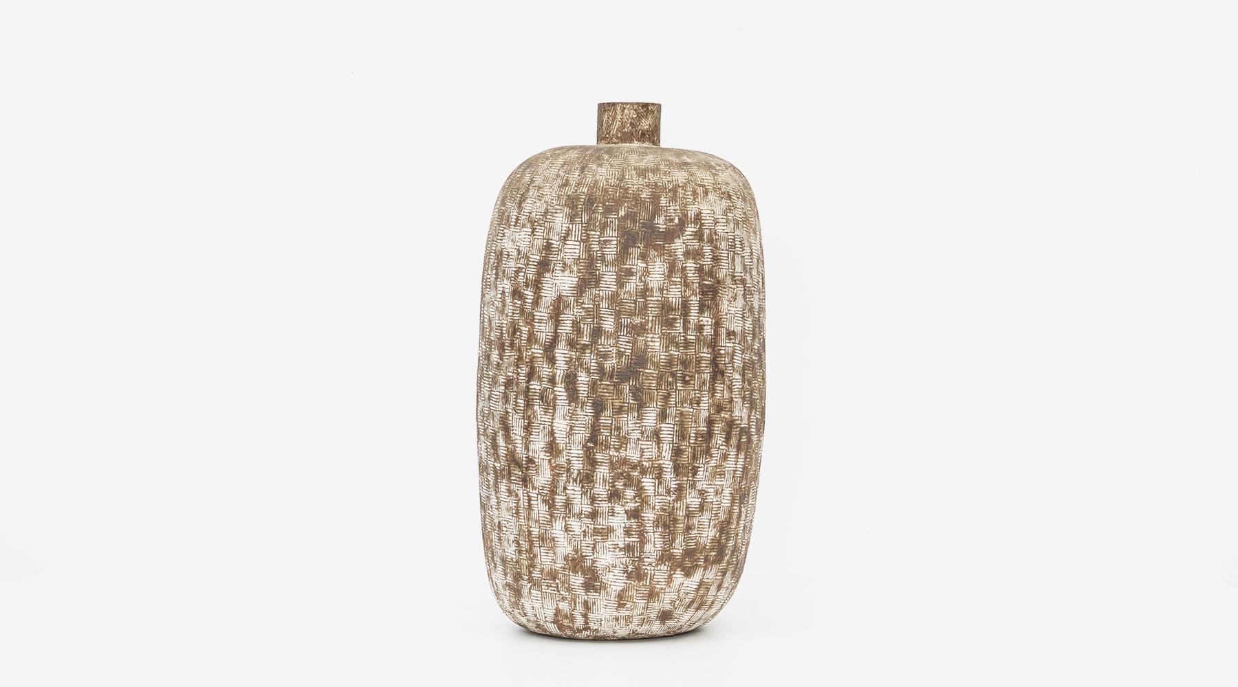 Metate Vase, ceramic by Claude Conover, USA, 1960.

The stoneware of Claude Conover has its roots in Primitive sculpture and recalls the appearance of ancient vessels. Each piece of Claude Conover´s stoneware is hand formed. No two are alike, they