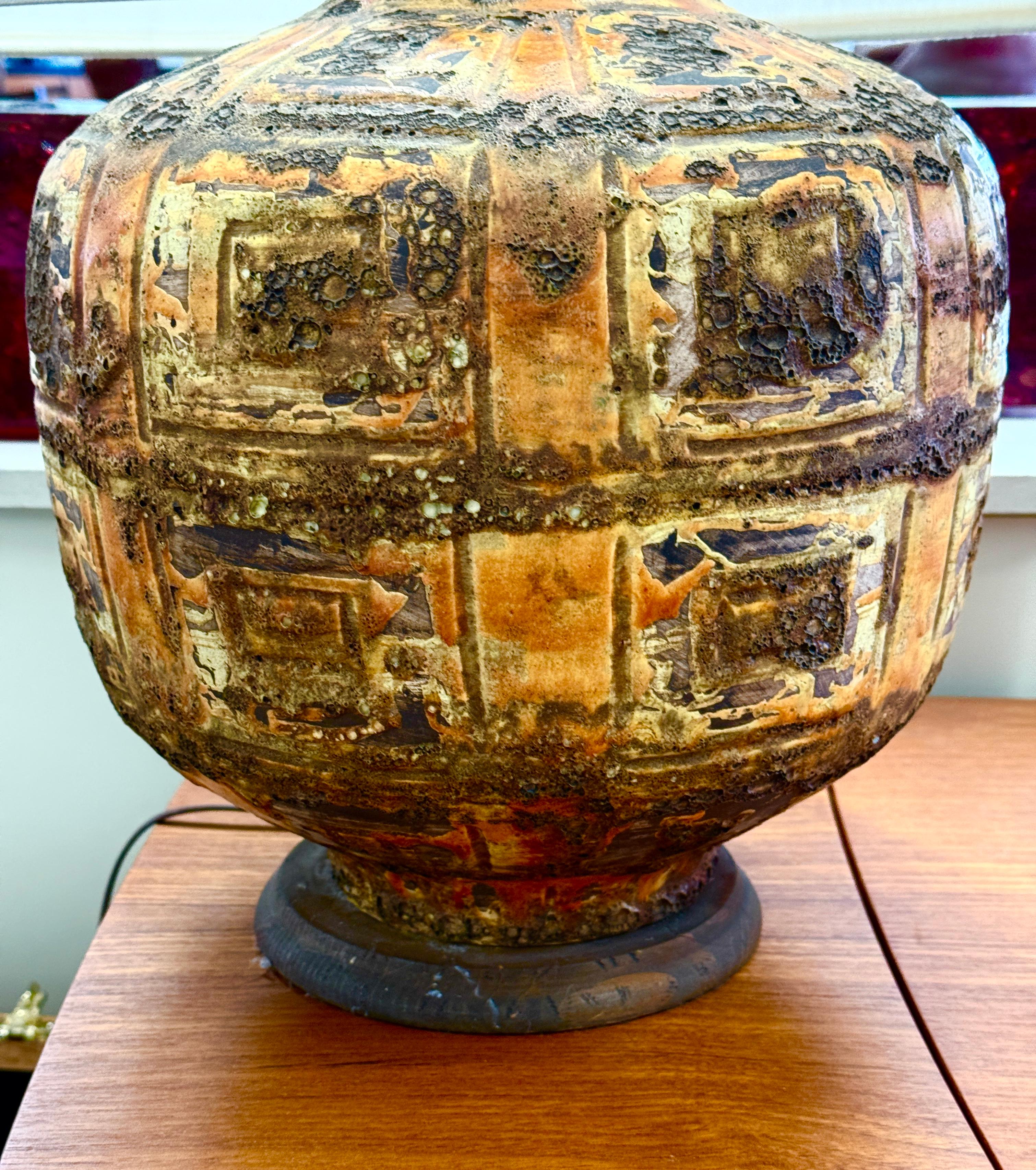 Eine schöne Vintage-Keramik vulkanischen Lava Glasur Lampe. Die Lampen wurden neu verkabelt und mit neuer Elektrik ausgestattet. Einige Abnutzungen an der Glasur und am Sockel. Neuerer Schirm, aber einige Spuren auf dem Schirm. Der Durchmesser des