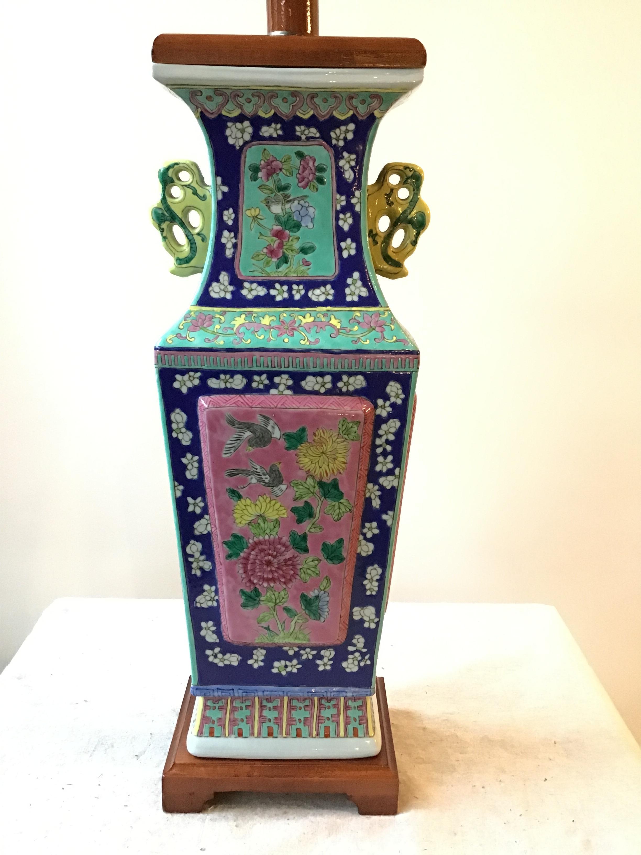 Lampe de table asiatique en céramique colorée peinte à la main dans les années 1960.