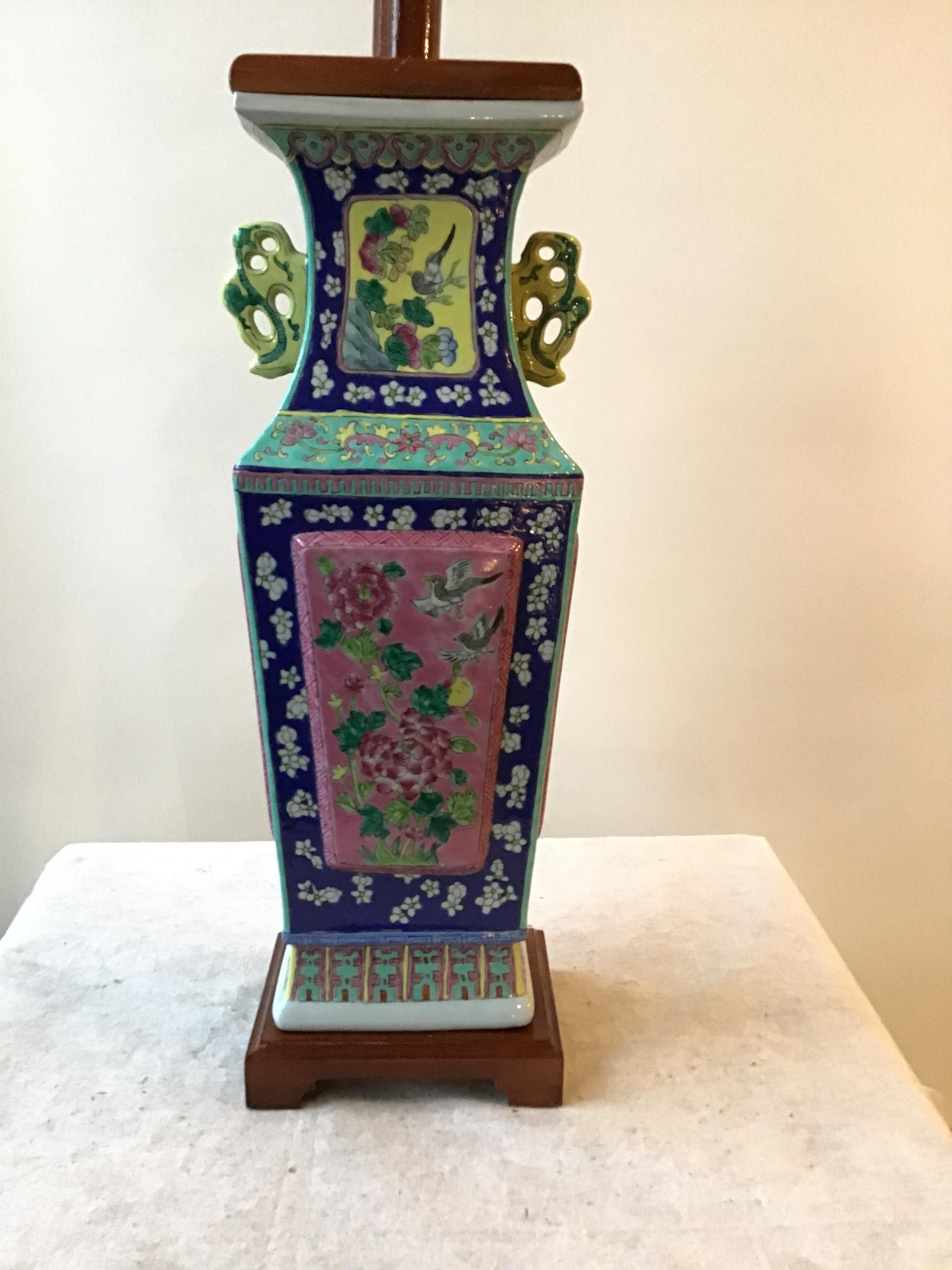 Céramique florale peinte à la main des années 1960  Lampe de table asiatique colorée en vente 1