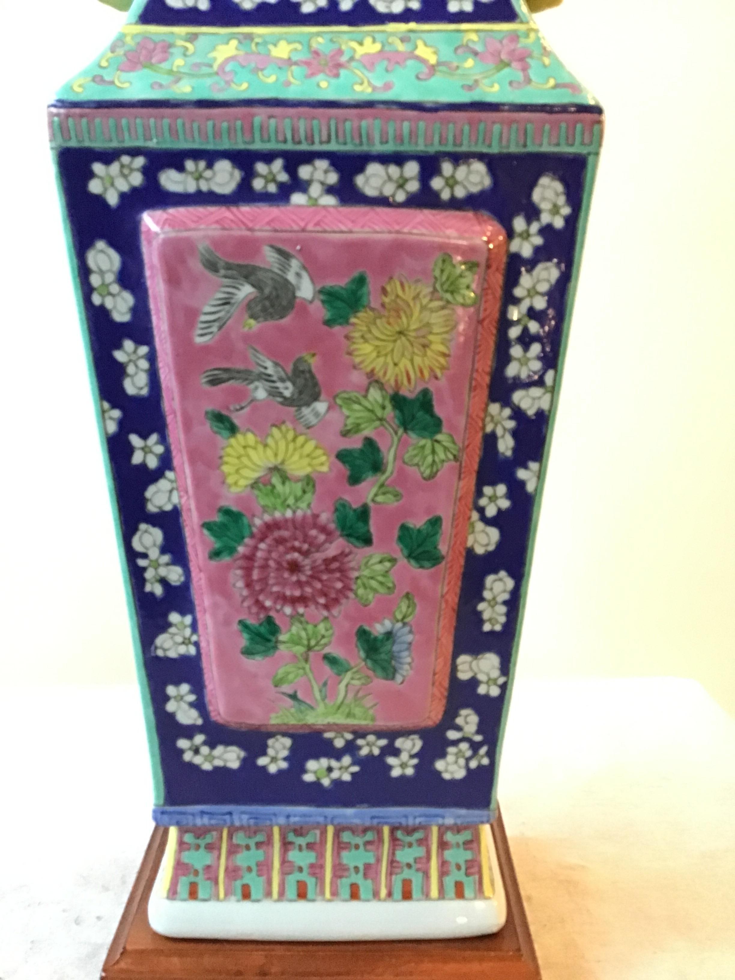 Céramique florale peinte à la main des années 1960  Lampe de table asiatique colorée en vente 3