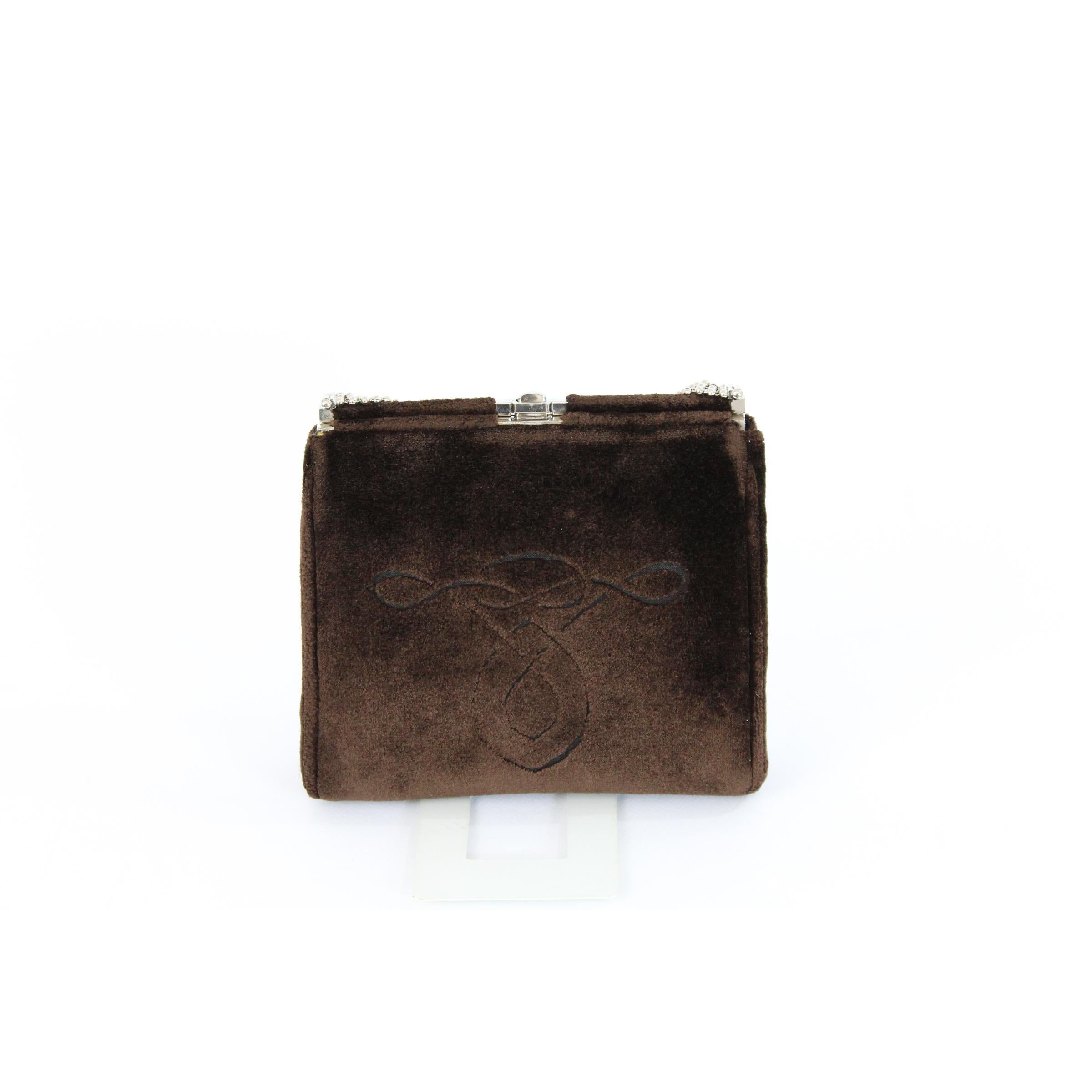 Cesare Piccini evening bag, brown velvet with chain shoulder strap, clasp closure, silver-colored details, leather interior. Original vintage 1960. Made in Italy. Excellent vintage conditions.

Measurements:

height: 17 cm
length: 19 cm
width: 6 cm