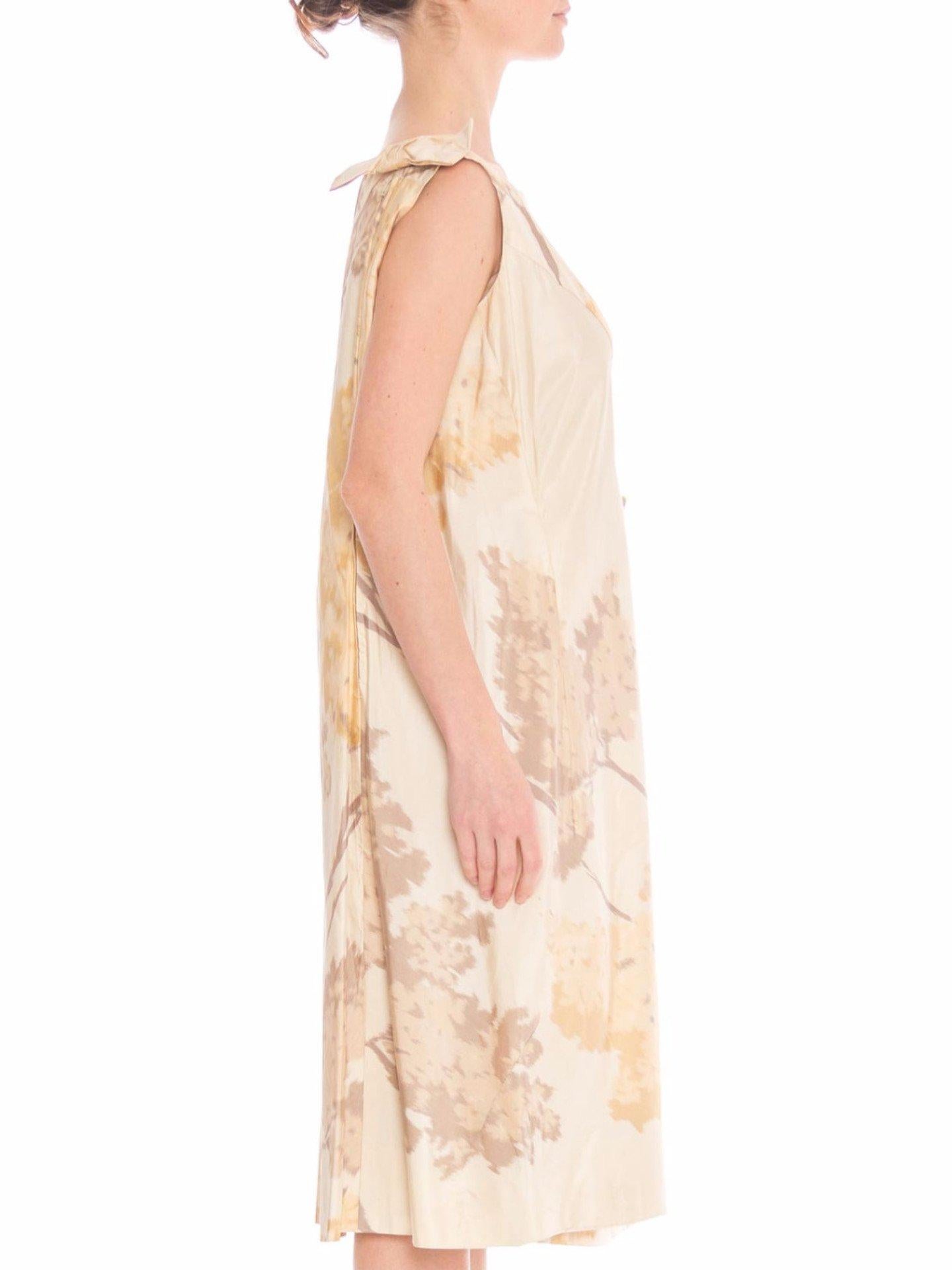 Beige Robe de cocktail haute couture en taffetas de soie imprimé Ikat champagne des années 1960 de Joh en vente