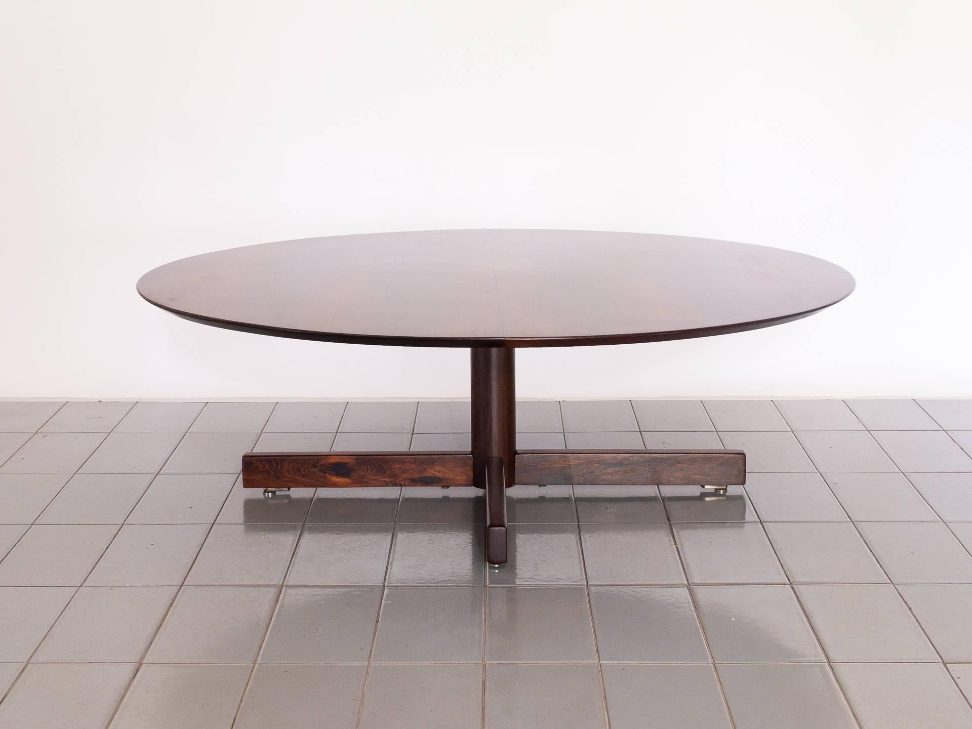 This beautiful round coffee table was designed by Jorge Zalszupin and produced by L'Atelier in the early 1960s. The tabletop has solid rosewood edges, and is veneered in rosewood. The legs are made of solid rosewood.

The piece has been fully