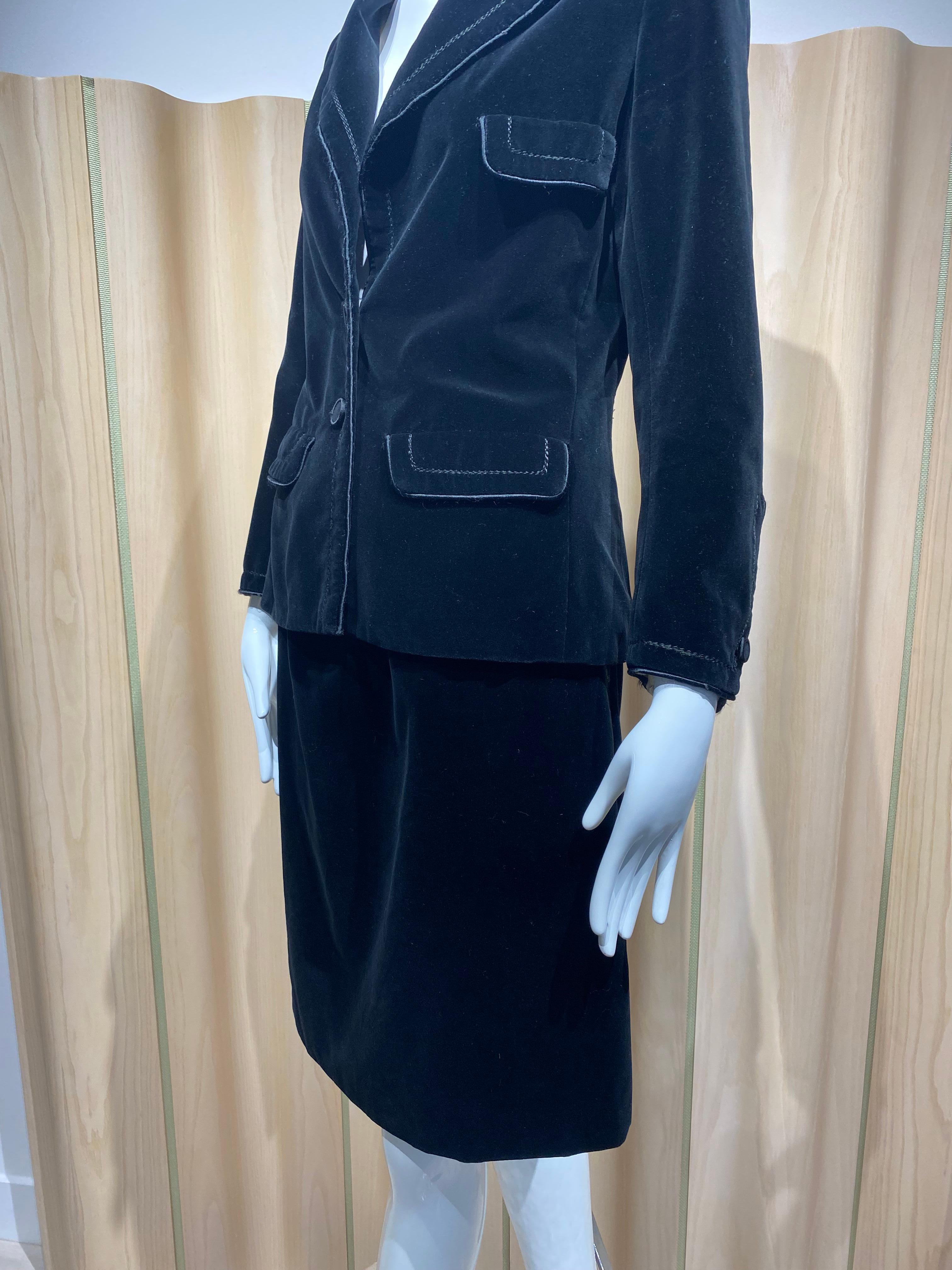 1960s Chanel Couture black velvet suit. 
Blazer has velvet buttons. 
Fit size : small
