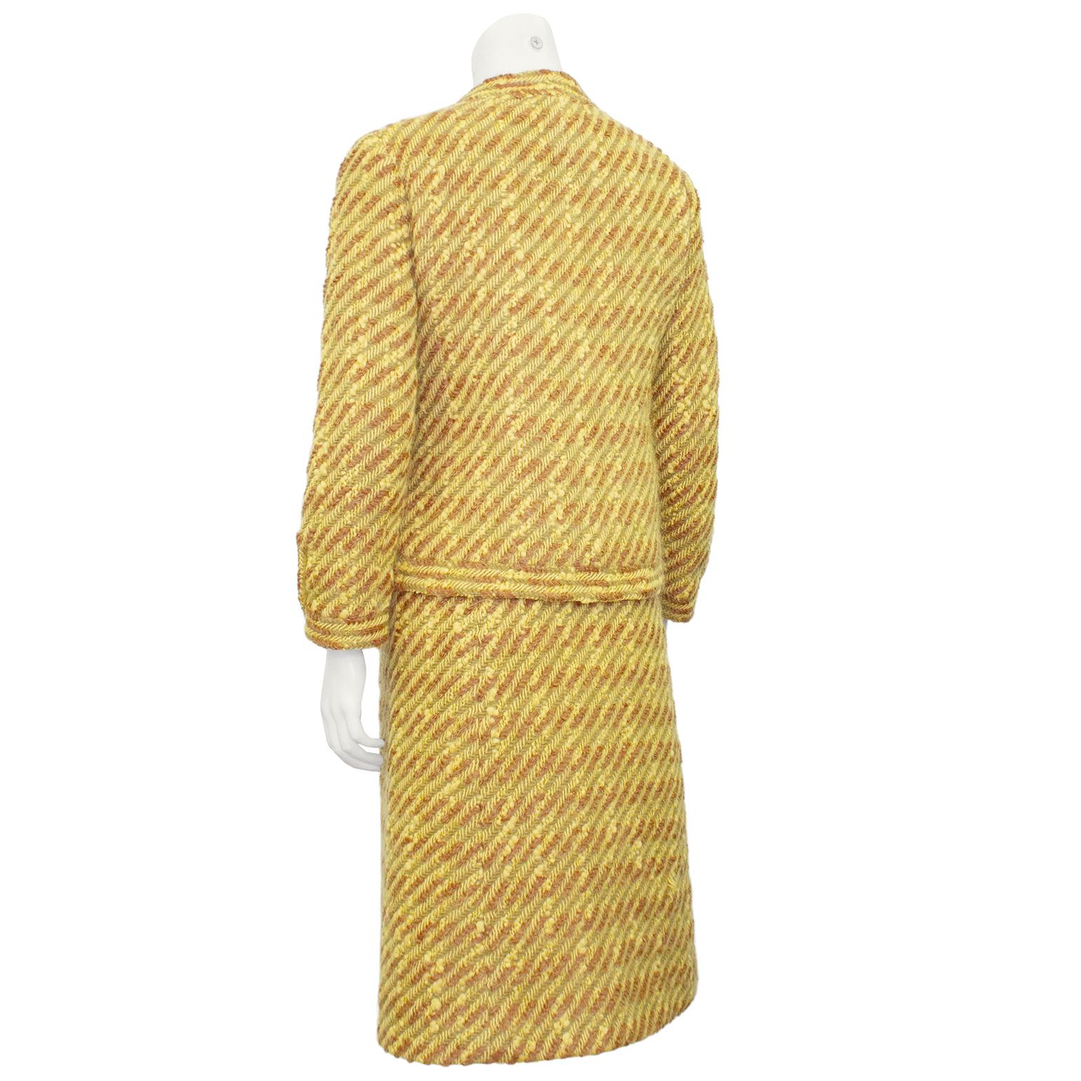 1960er Jahre Chanel Haute Couture Gold und Brown Jacke und Kleid Ensemble (Beige) im Angebot