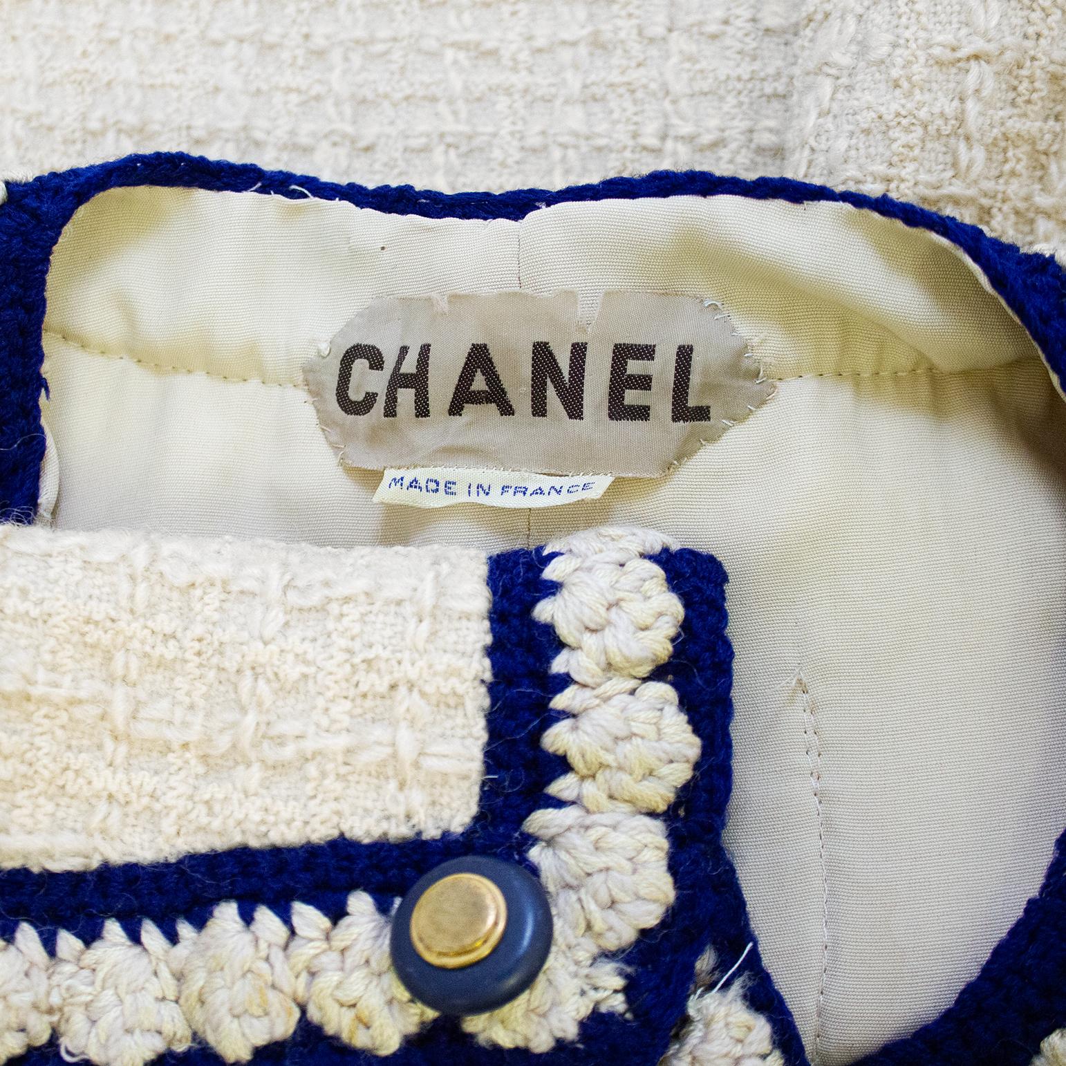 1960's Chanel Haute Couture Iconique Navy and Cream Boucle Suit en vente 3