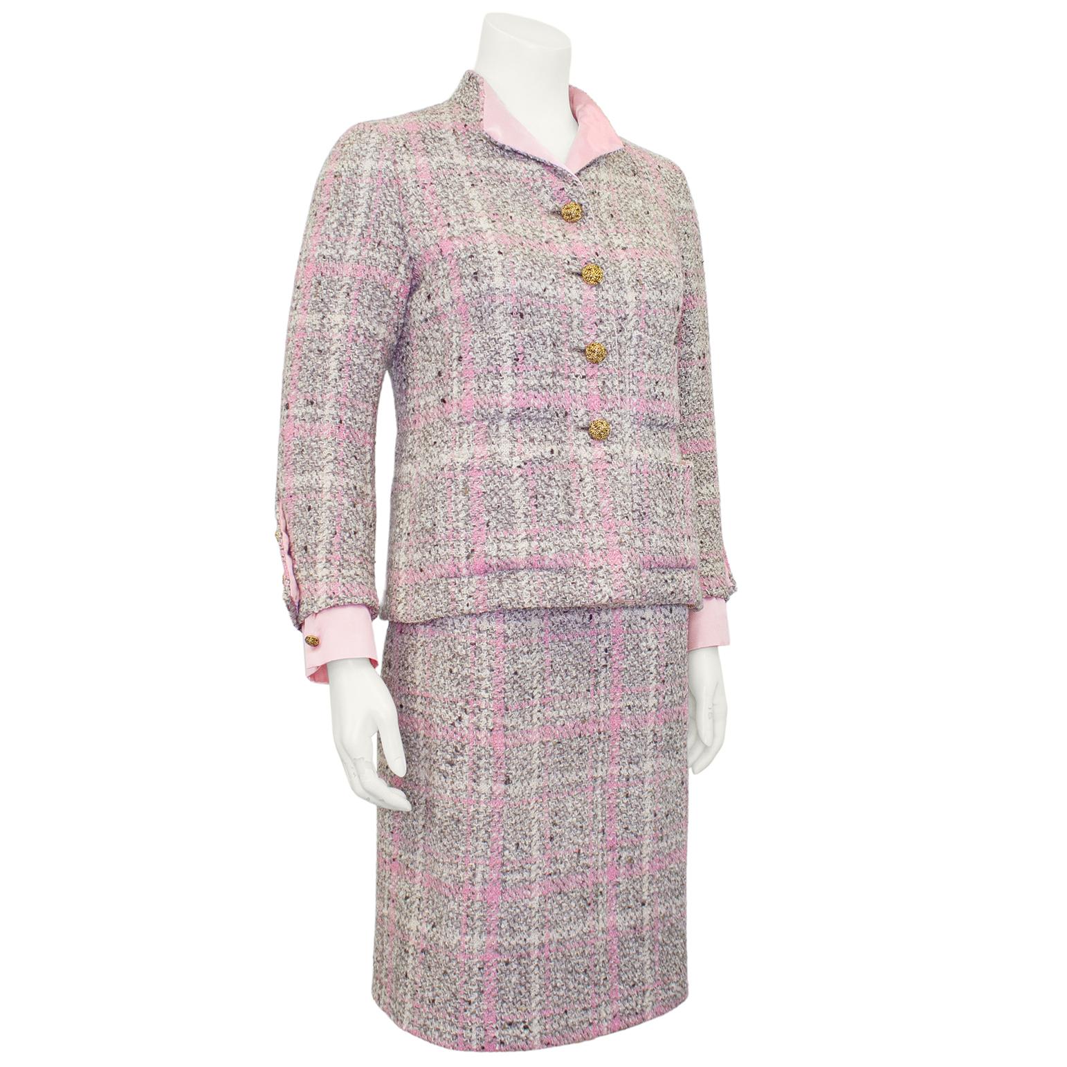 Costume Chanel Haute Couture des années 1960. La veste et la jupe sont fabriquées dans un tweed de laine gris brun avec un plaid rose et blanc. La veste est doublée de soie rose pâle qui se révèle au niveau du col à oreilles et des poignets. Quatre
