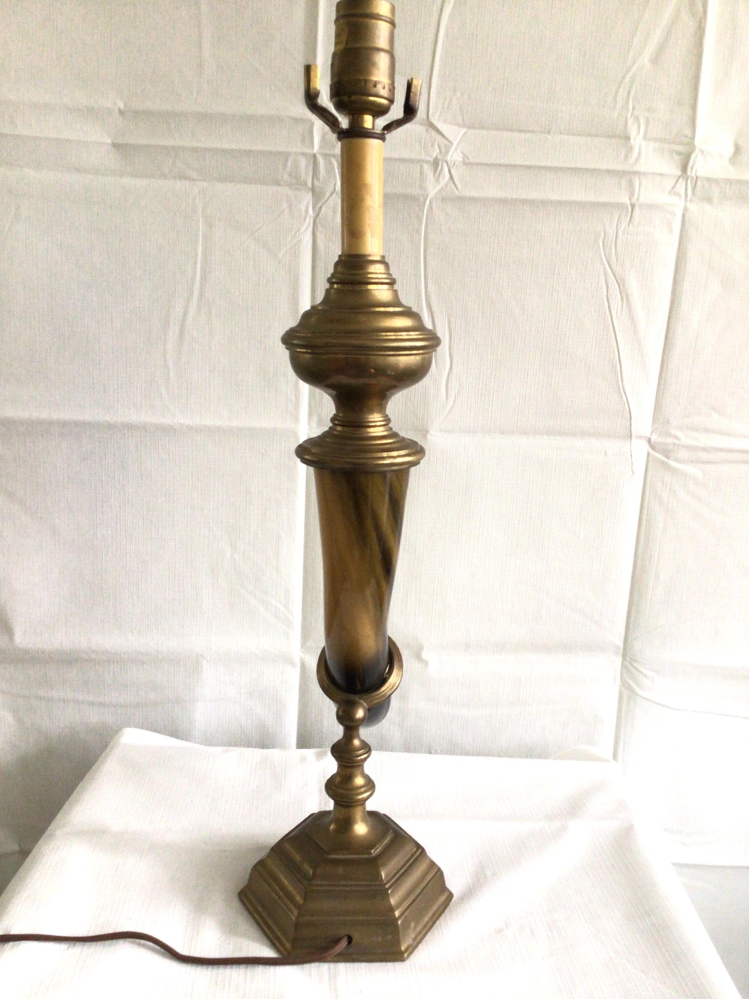 Lámpara de mesa Chapman de cuerno de imitación y latón, años 60 Latón en venta