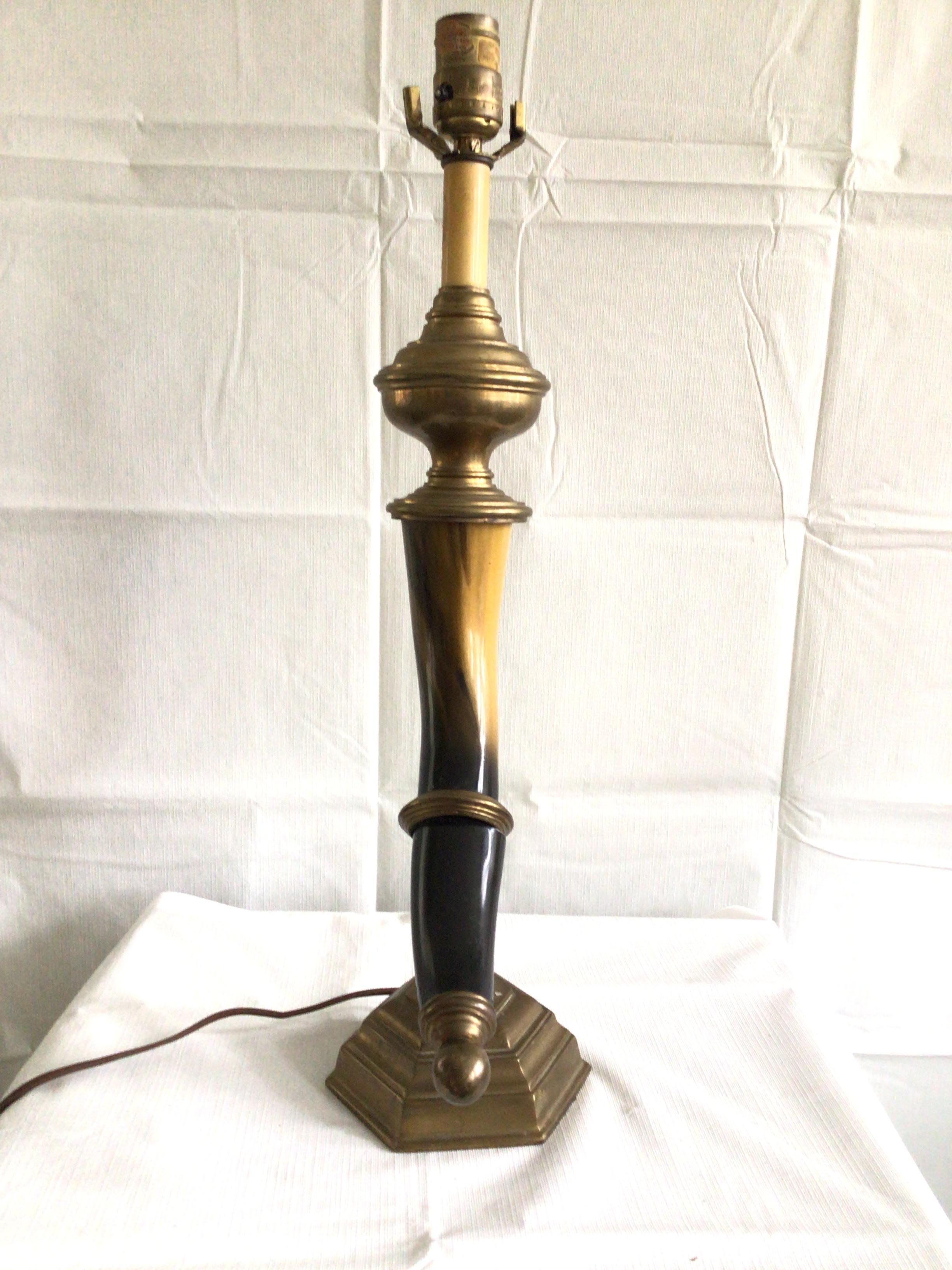 Lámpara de mesa Chapman de cuerno de imitación y latón, años 60 en venta 1