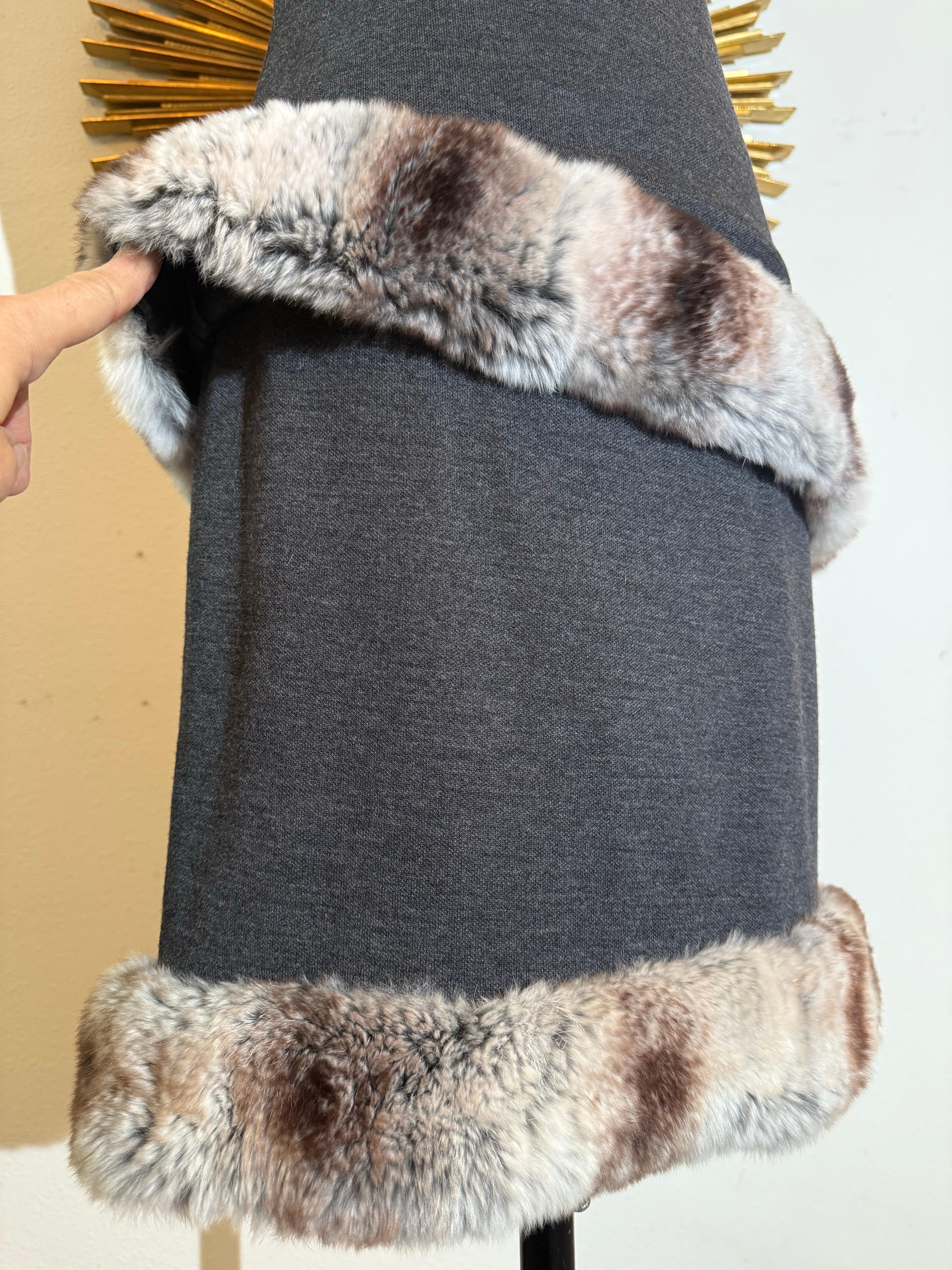 1960s Charcoal Knit Wool Dress with Tiered Chinchilla Trim & Matching Adolfo II Hat en vente 6