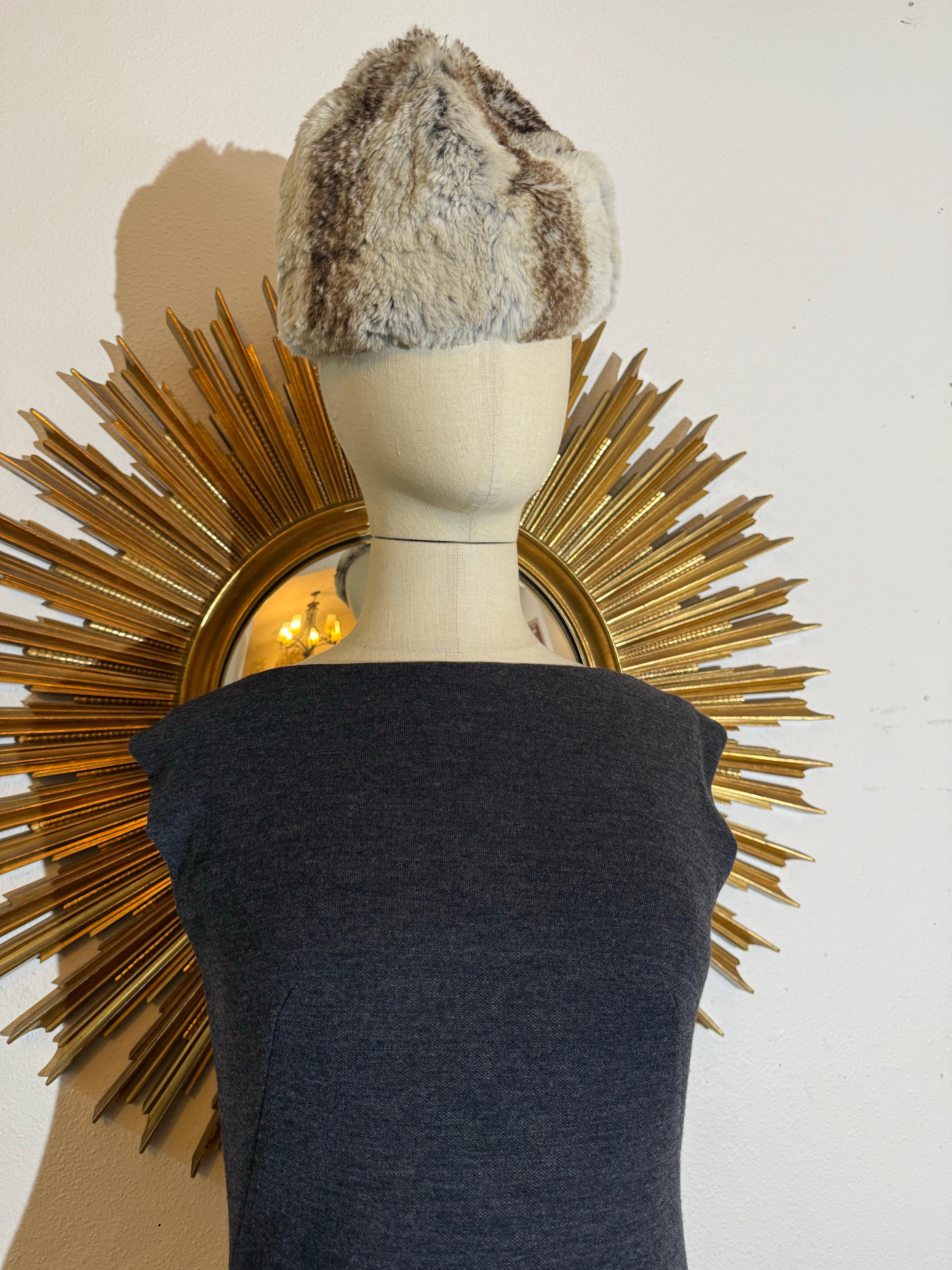 1960s Charcoal Knit Wool Dress with Tiered Chinchilla Trim & Matching Adolfo II Hat Excellent état - En vente à Gresham, OR