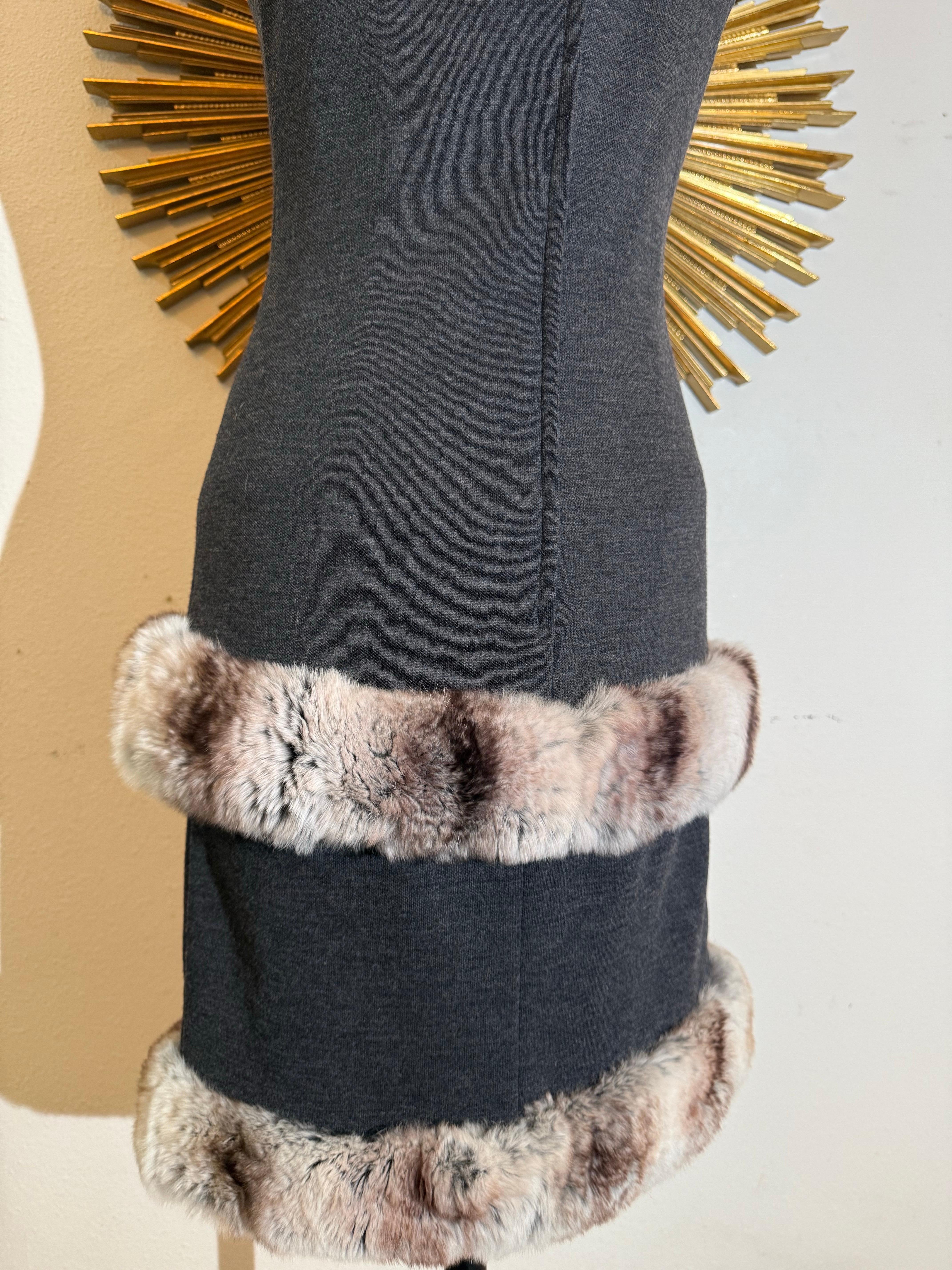 1960s Charcoal Knit Wool Dress with Tiered Chinchilla Trim & Matching Adolfo II Hat en vente 2
