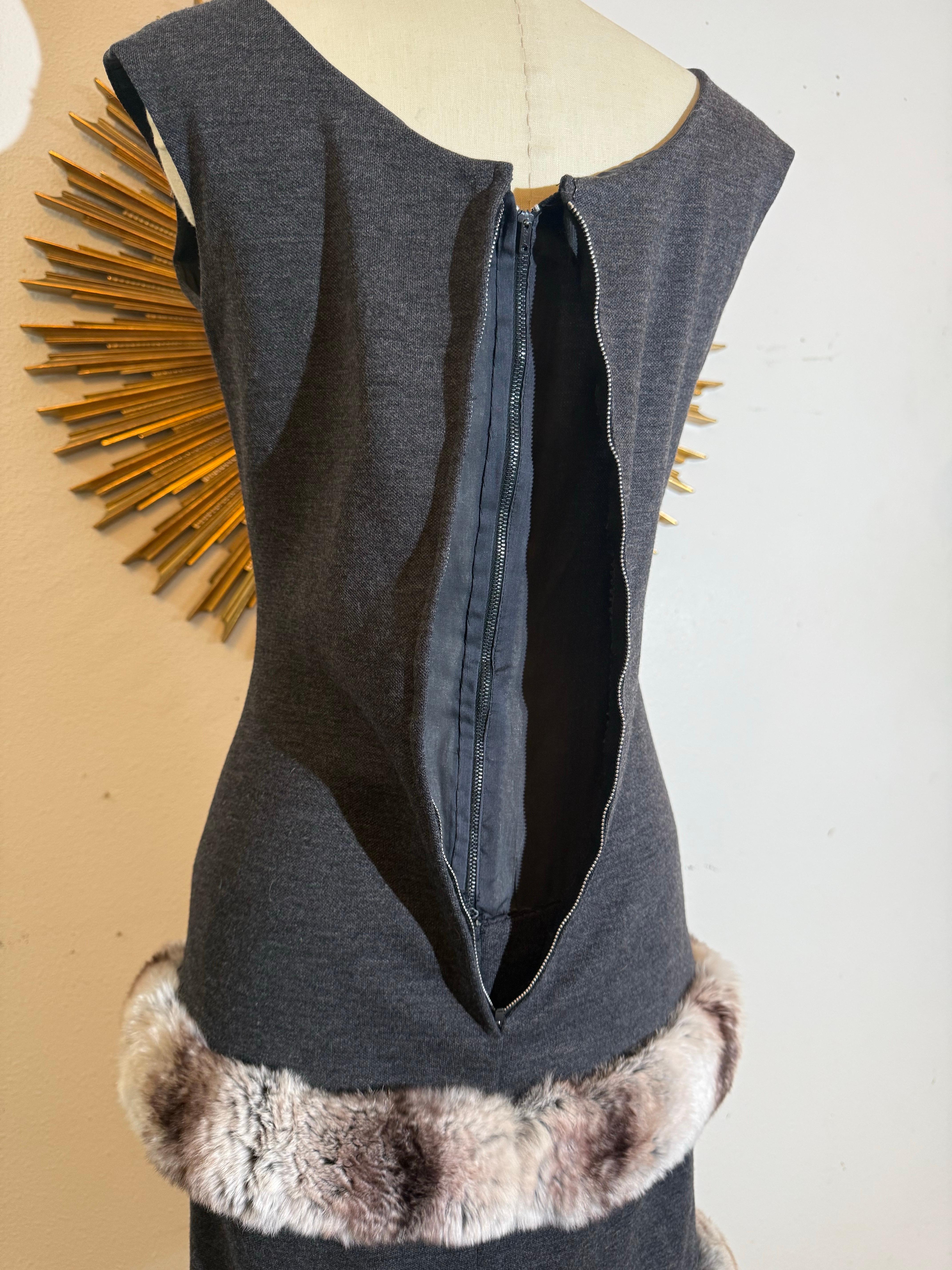 1960s Charcoal Knit Wool Dress with Tiered Chinchilla Trim & Matching Adolfo II Hat en vente 4