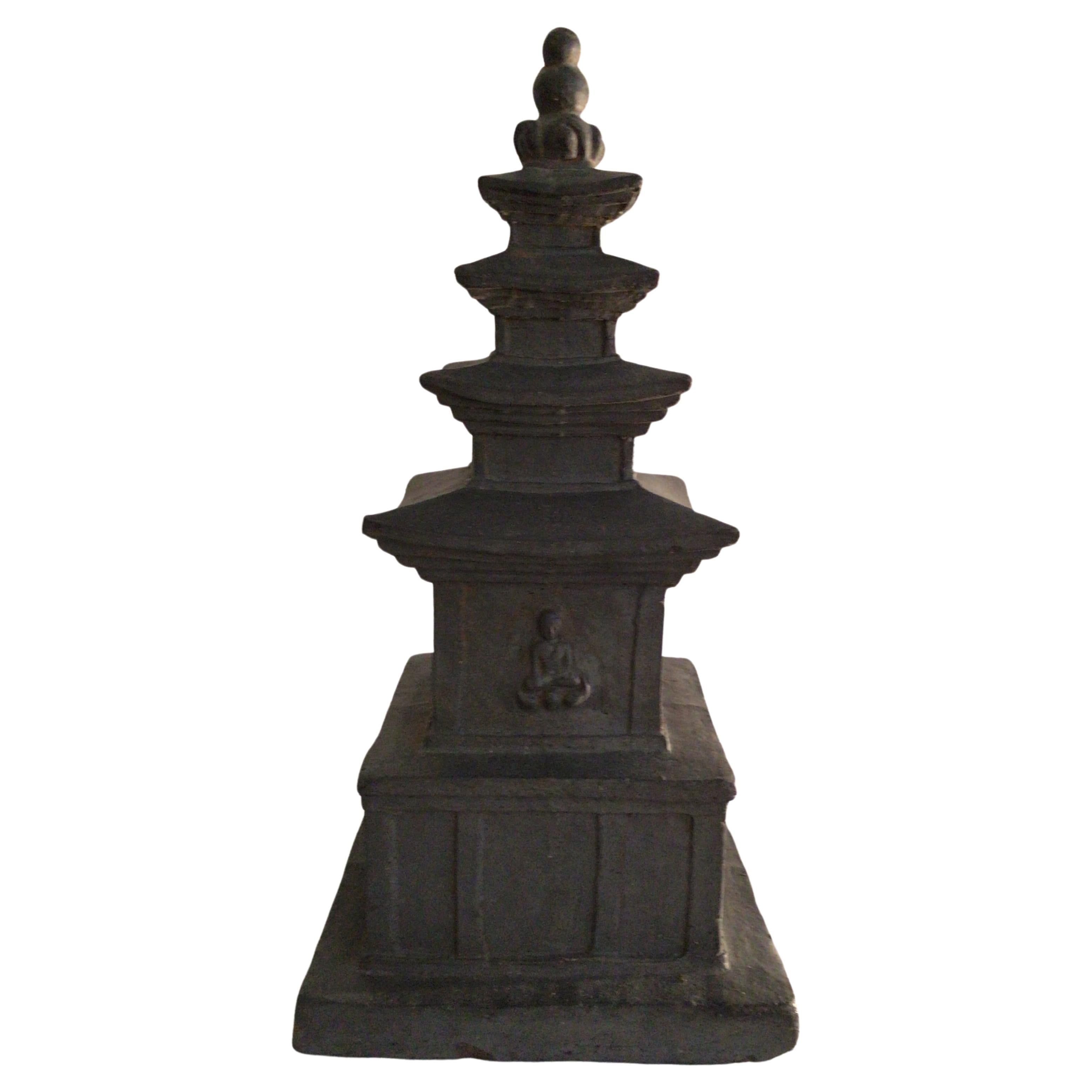 Statue de pagode en terre cuite peinte au charbon de bois des années 1960