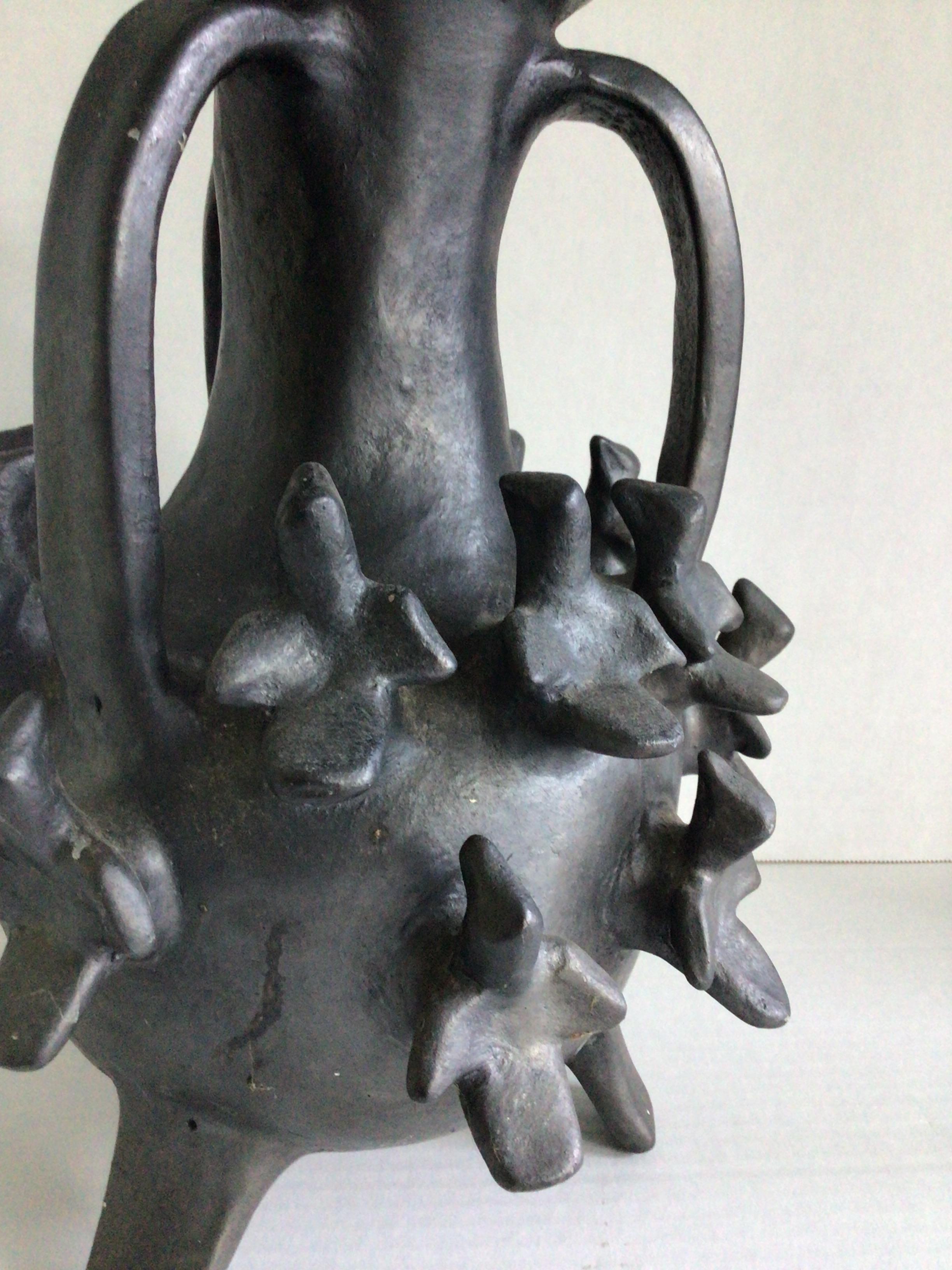 Vaso in gesso carbone del 1960 con uccelli In condizioni buone in vendita a Tarrytown, NY