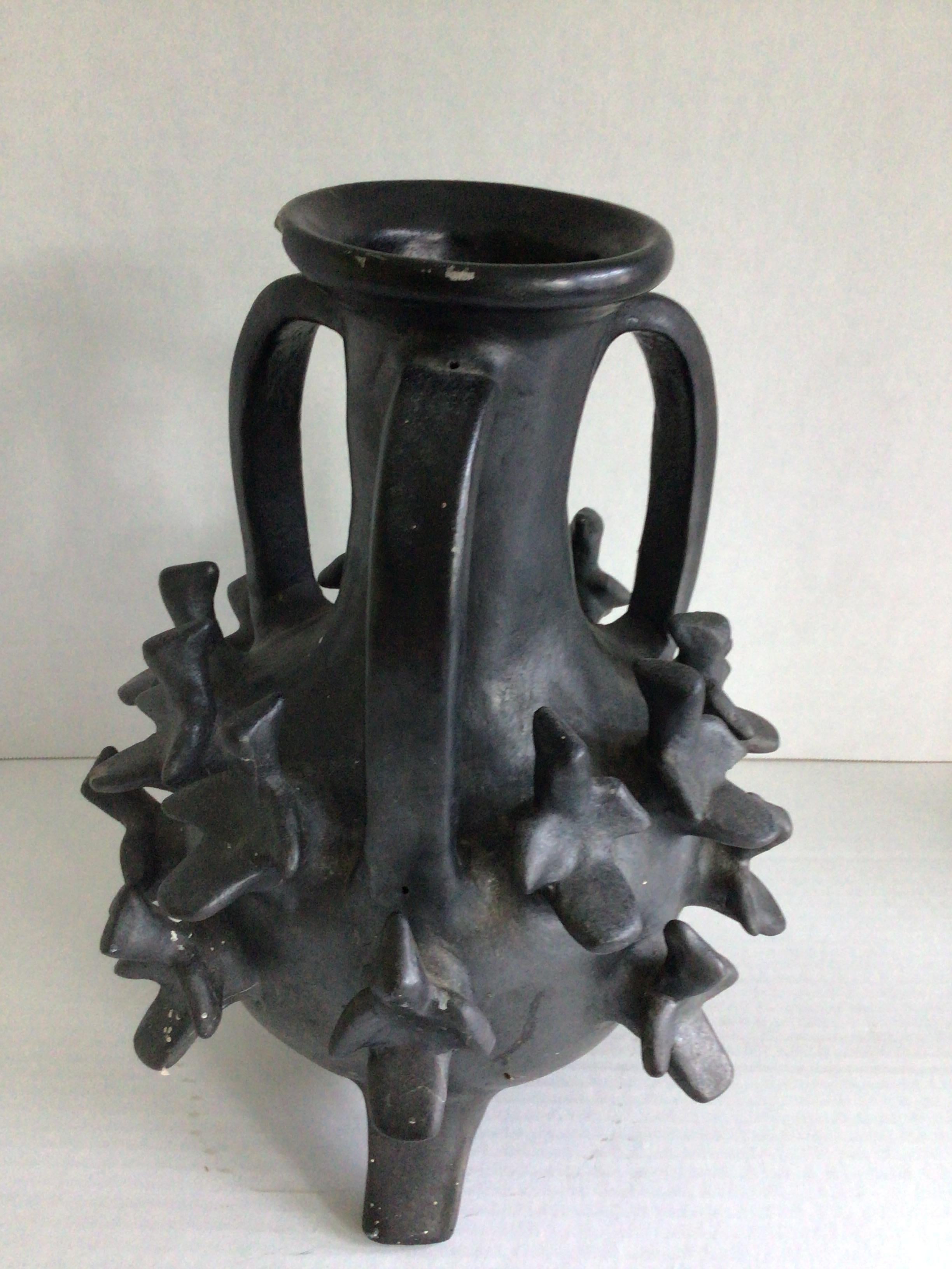 Metà XX secolo Vaso in gesso carbone del 1960 con uccelli in vendita