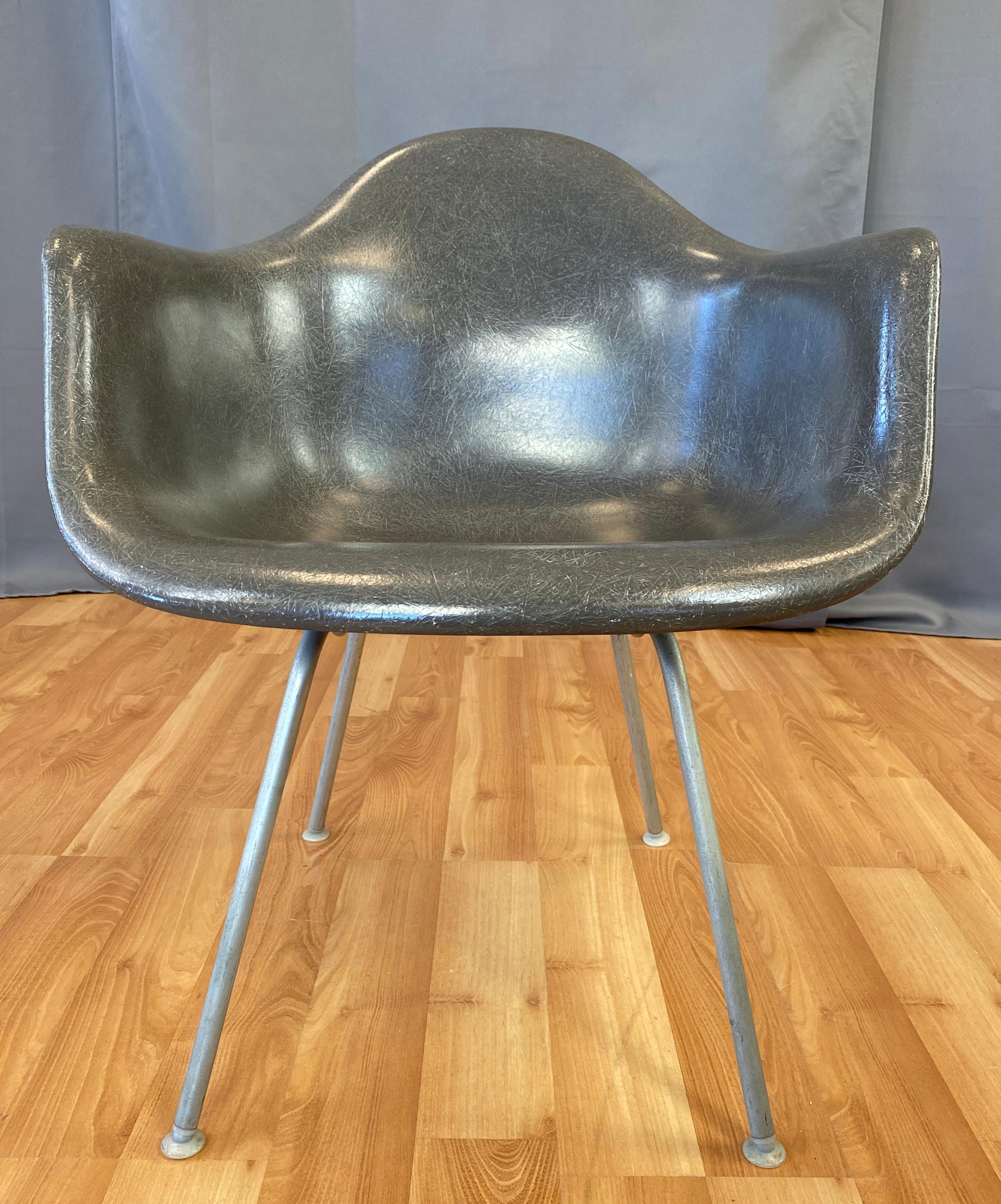 Mid-Century moderno Poltrona a conchiglia in fibra di vetro di Charles Eames del 1960 per Herman Miller