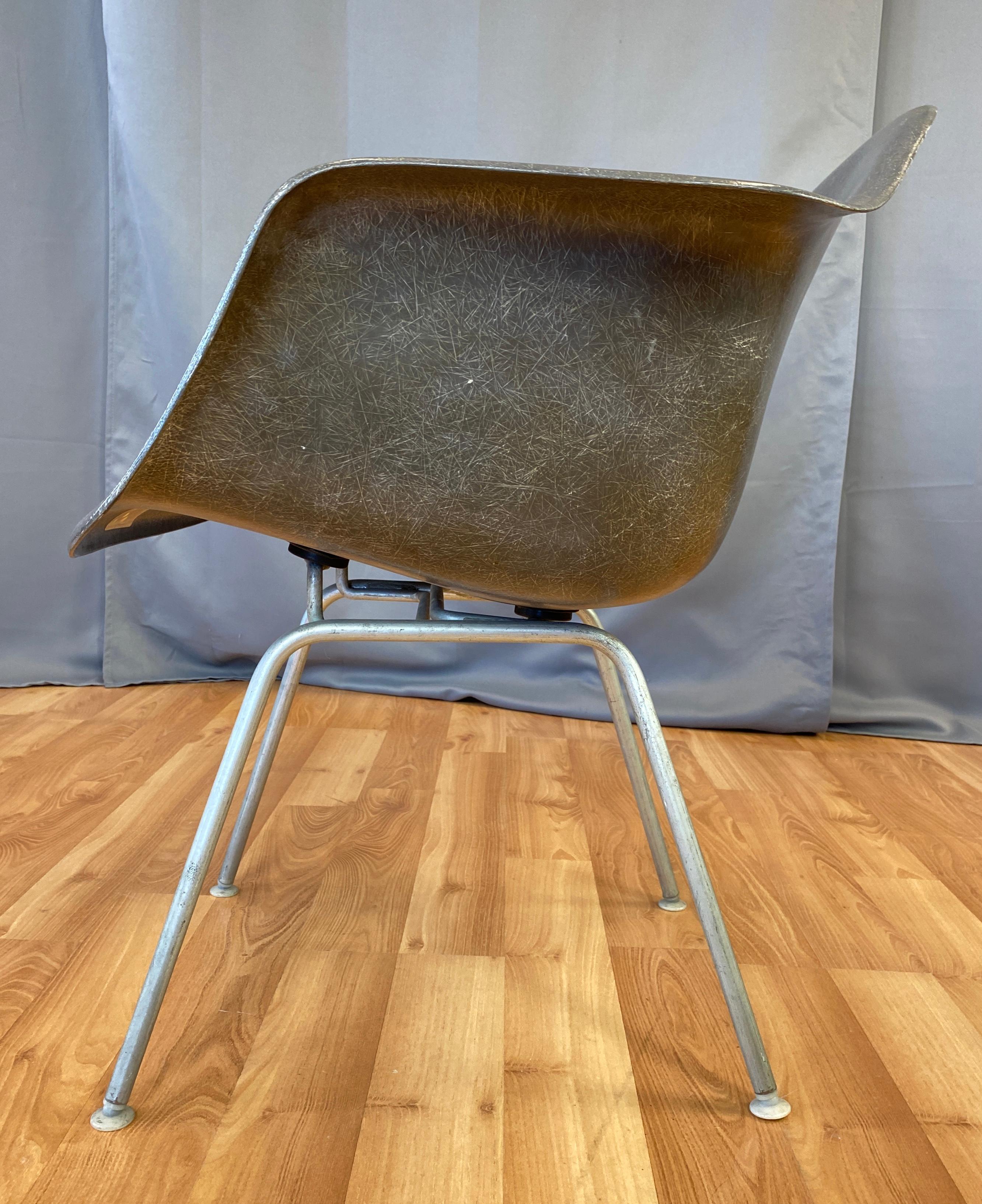 Metà XX secolo Poltrona a conchiglia in fibra di vetro di Charles Eames del 1960 per Herman Miller