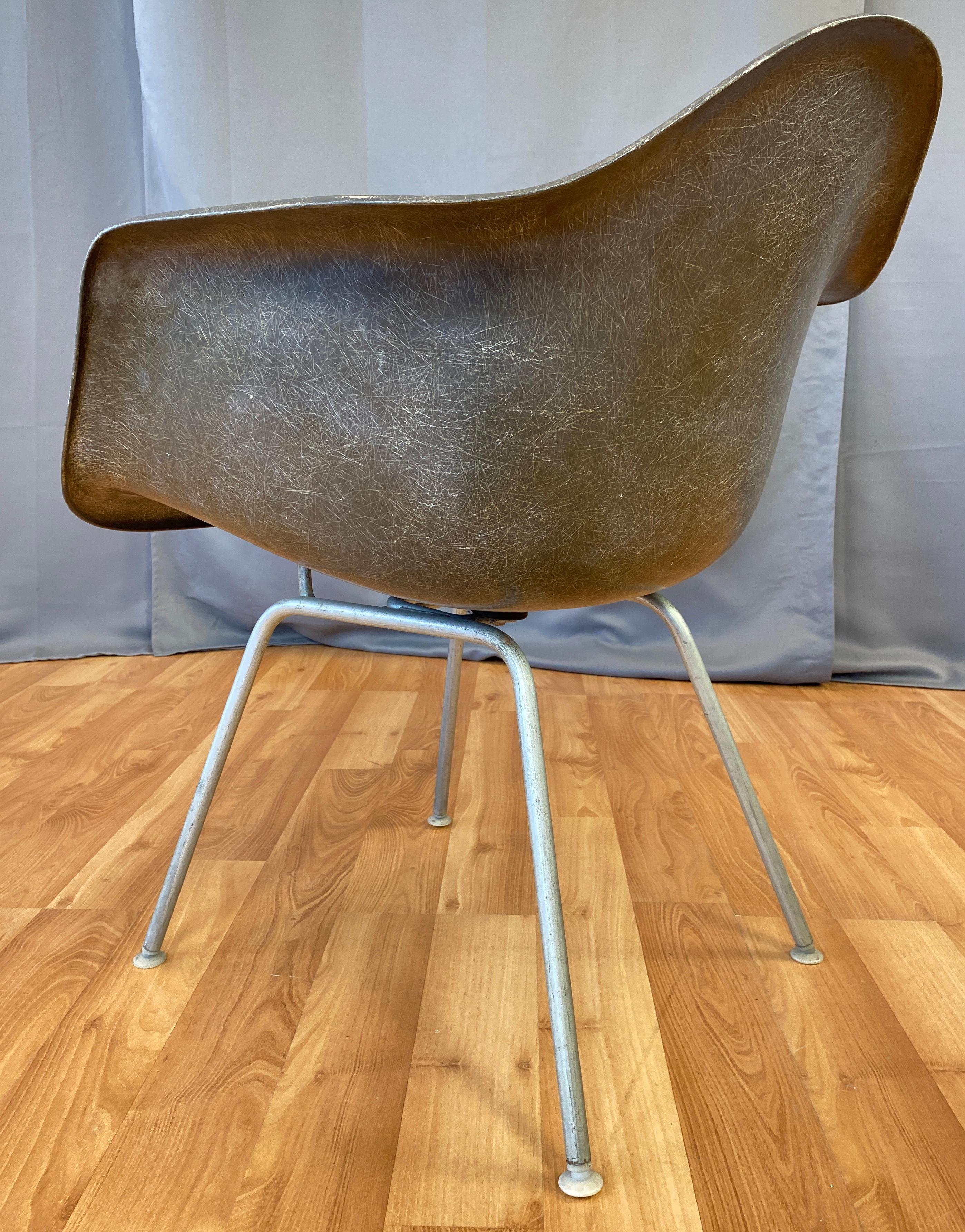 Vetroresina Poltrona a conchiglia in fibra di vetro di Charles Eames del 1960 per Herman Miller