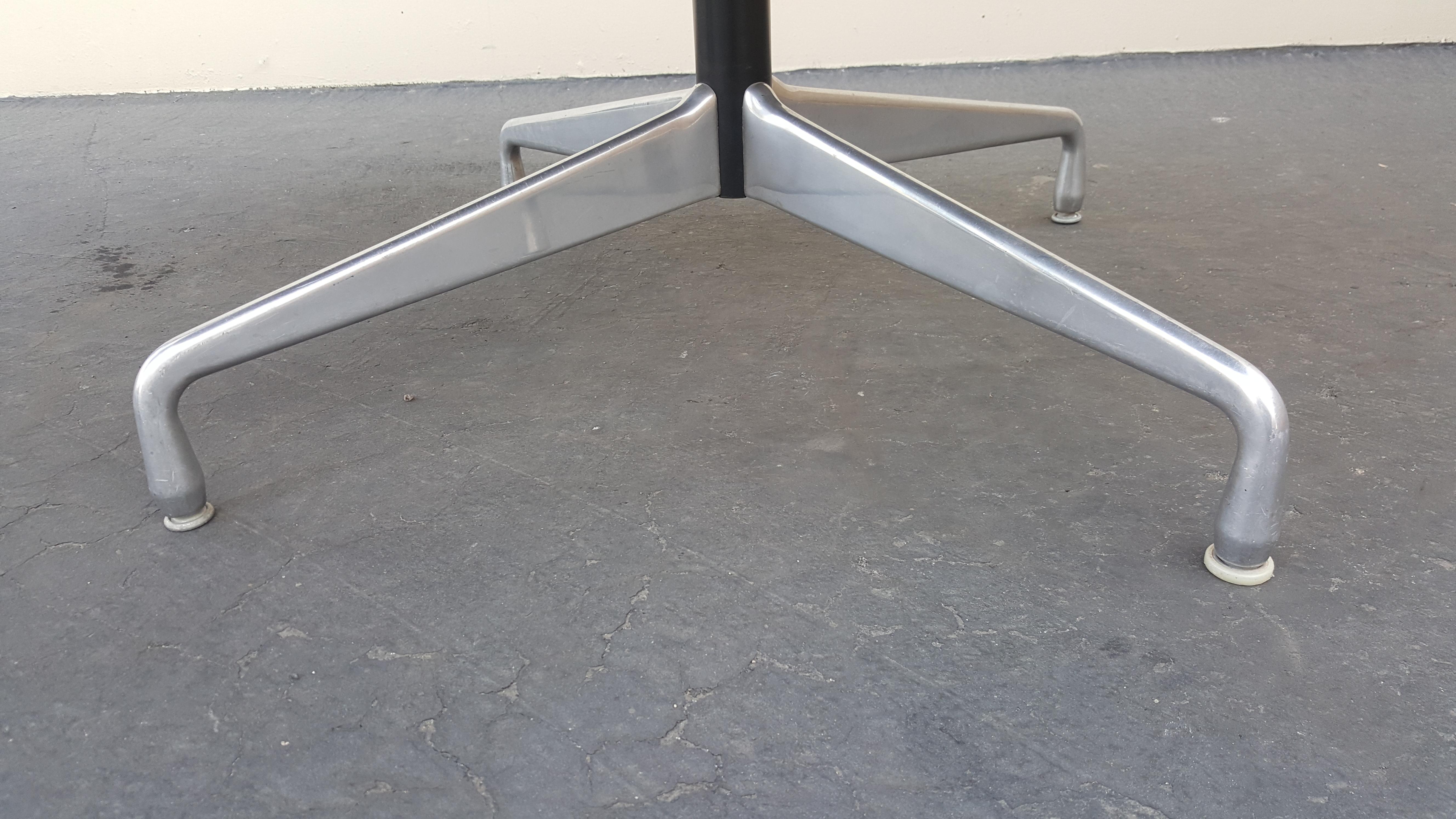 Table de conférence ou de salle à manger ronde noire Charles Eames Herman Miller des années 1960 en vente 2