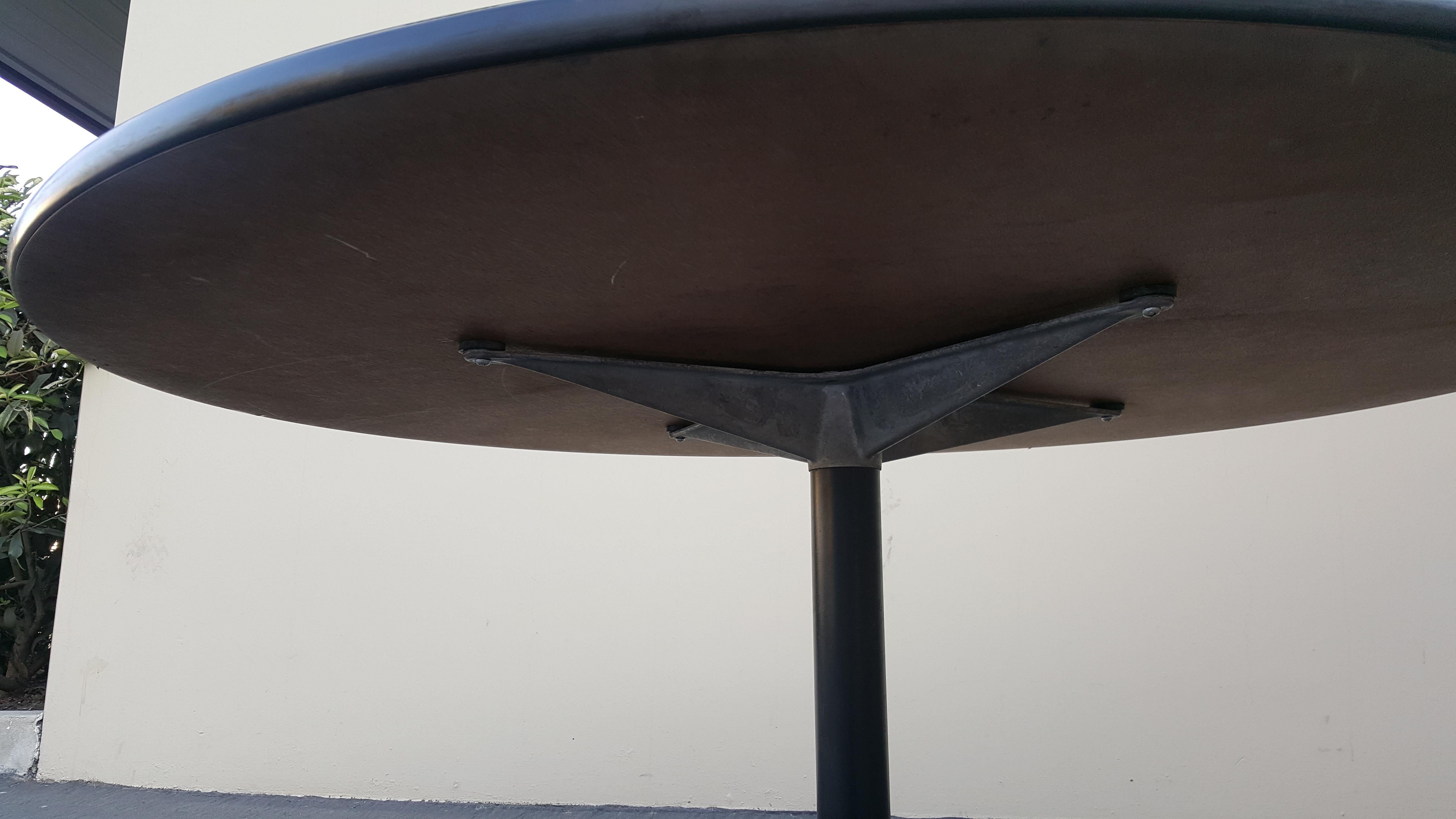 Table de conférence ou de salle à manger ronde noire Charles Eames Herman Miller des années 1960 en vente 3