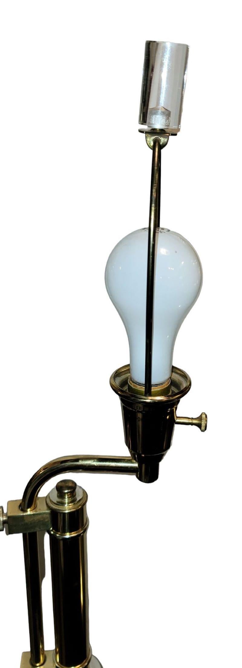 1960er Jahre Charles Hollis Jones Lucite Lampe mit Messing-Zubehör. Diese Lucite Stehleuchte bietet ein wunderbares, tiefes Licht, das vom Lucite-Rahmen reflektiert wird. Das Messing leuchtet durch die von oben kommende Beleuchtung. 
Diese