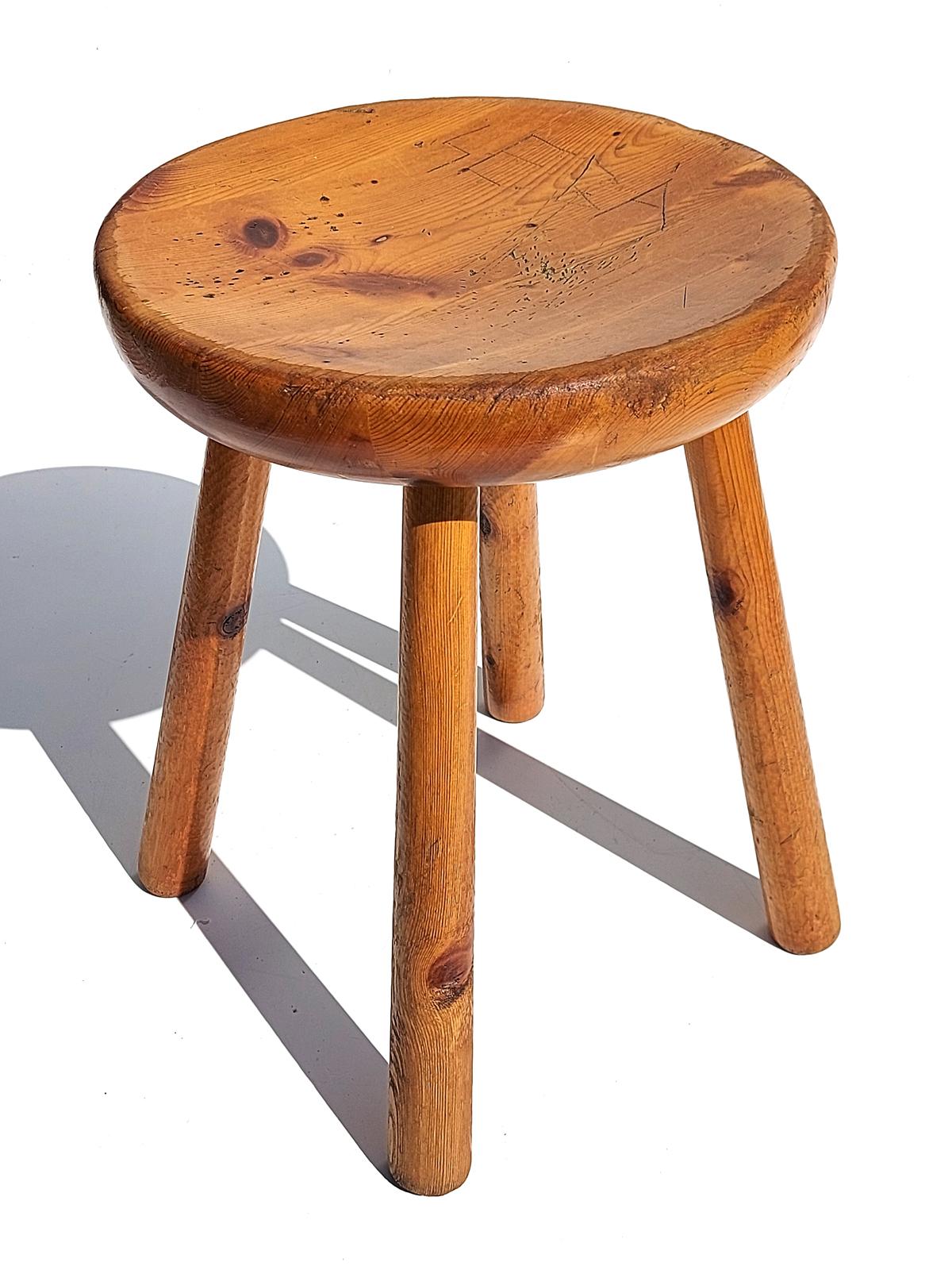 Hocker aus Kiefernholz
Original 1960er Jahre
Durchmesser des Sitzes: 53 cm.
Der Stil von Charlotte Perriand 