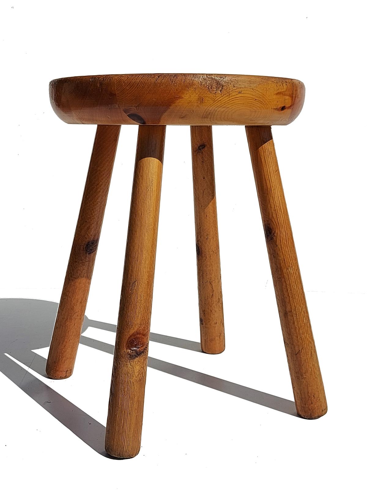 Français Tabouret en bois de pin Les Arcs Resort France de Charlotte Perriand, style des années 1960 en vente