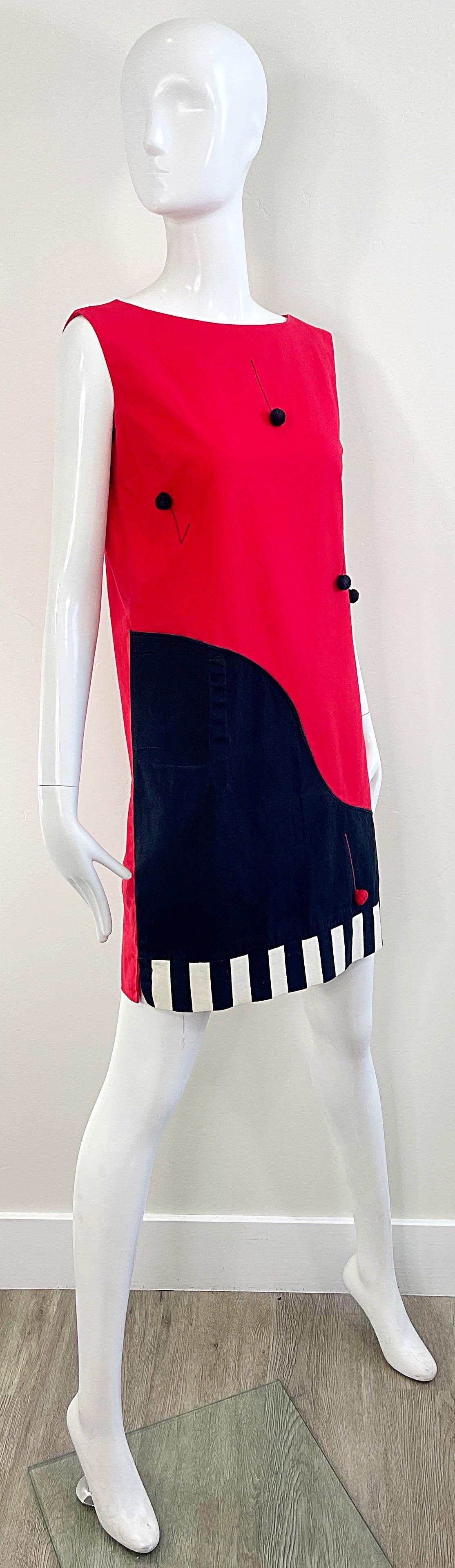 1960s Charm of Hollywood Music Notes and Piano Red Black Cotton Shift Dress 60s For Sale 1