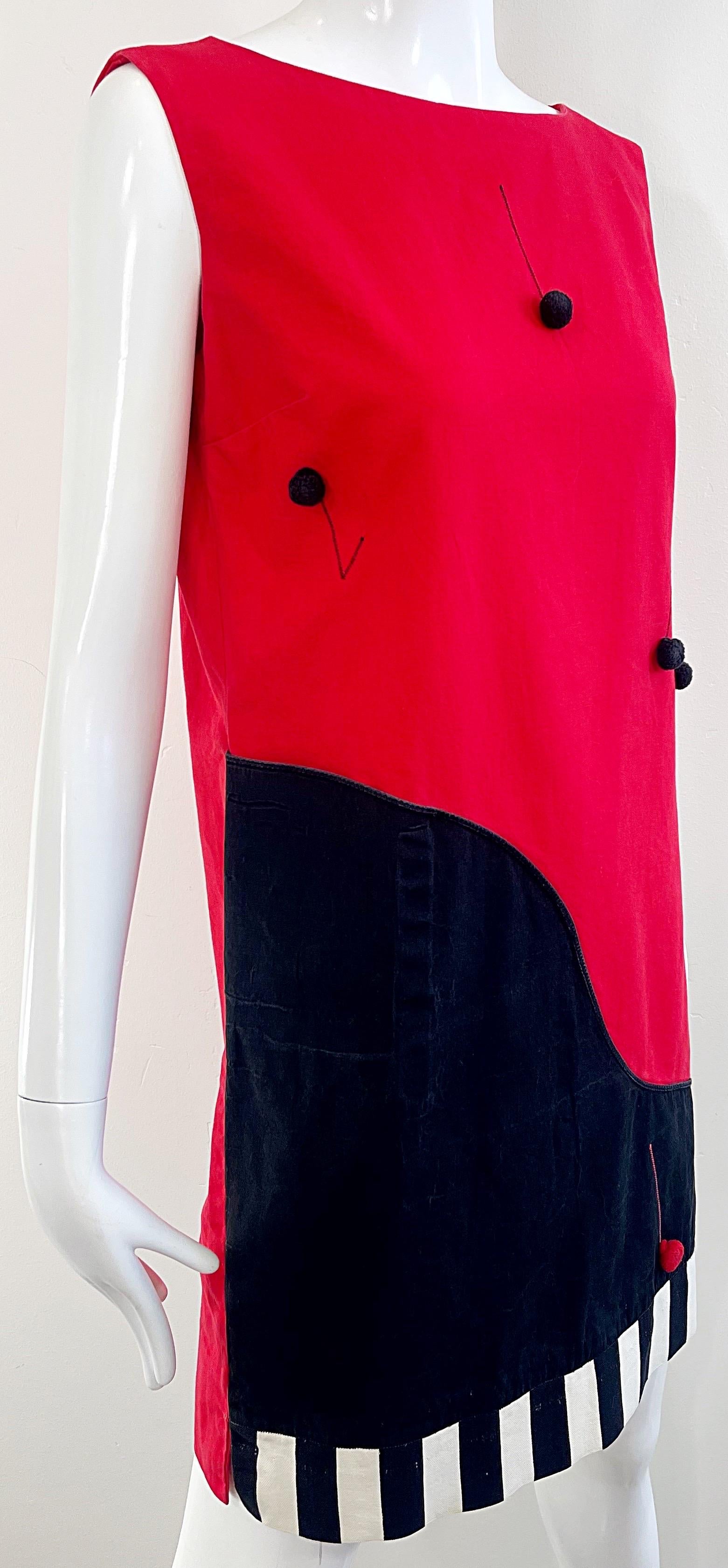 1960s Charm of Hollywood Music Notes and Piano Red Black Cotton Shift Dress 60s For Sale 3