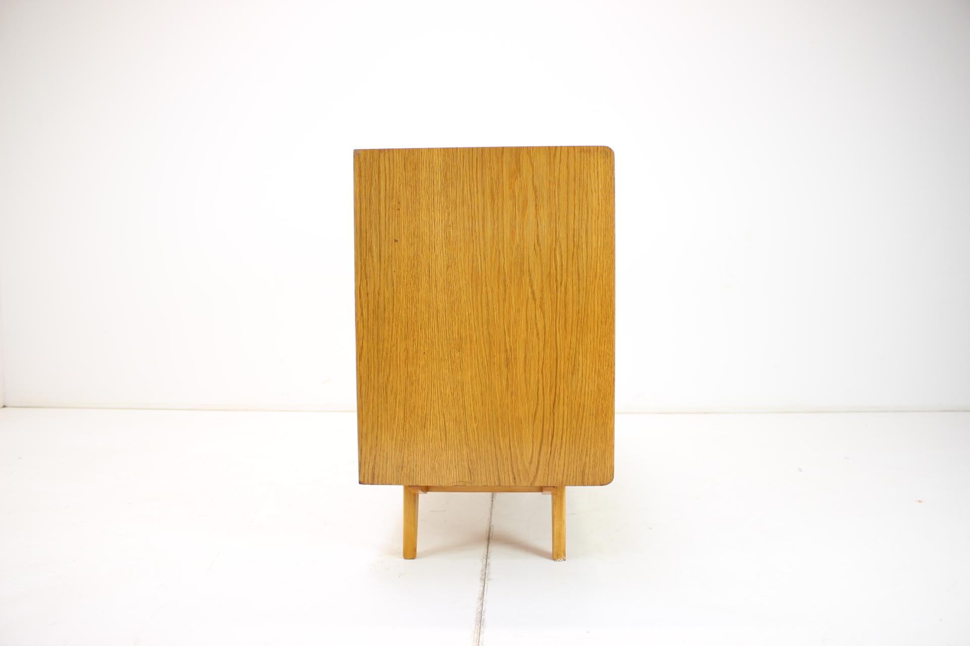 Commode en bois à tiroirs conçue par Jiri Jiroutek, fabriquée en Tchécoslovaquie dans les années 1960.
Fabriqué en chêne et en plastique.
Entièrement fonctionnel, en état d'origine, présente des signes mineurs d'utilisation.
