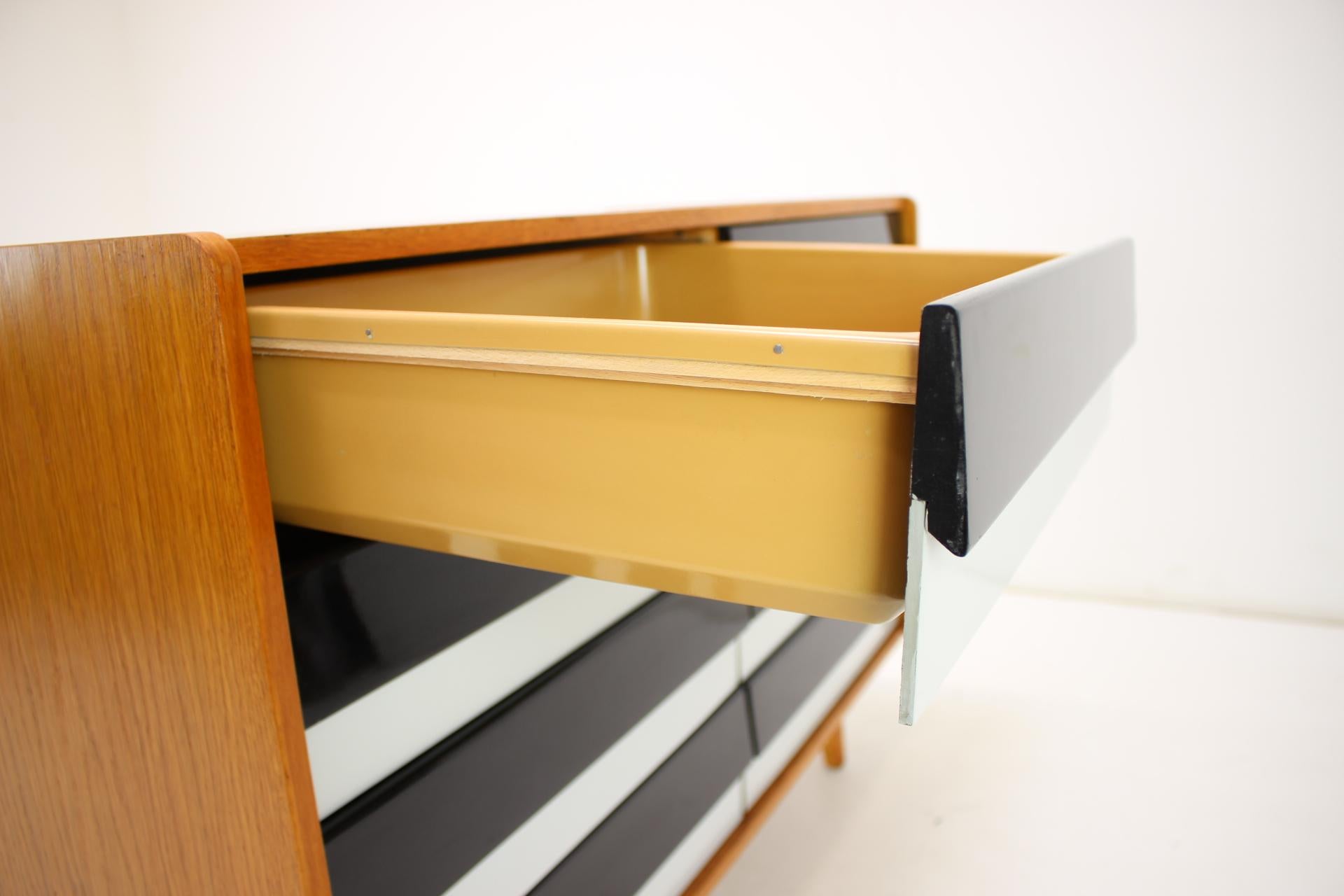 Commode des années 1960 par Jiří Jiroutek, Tchécoslovaquie Bon état - En vente à Praha, CZ