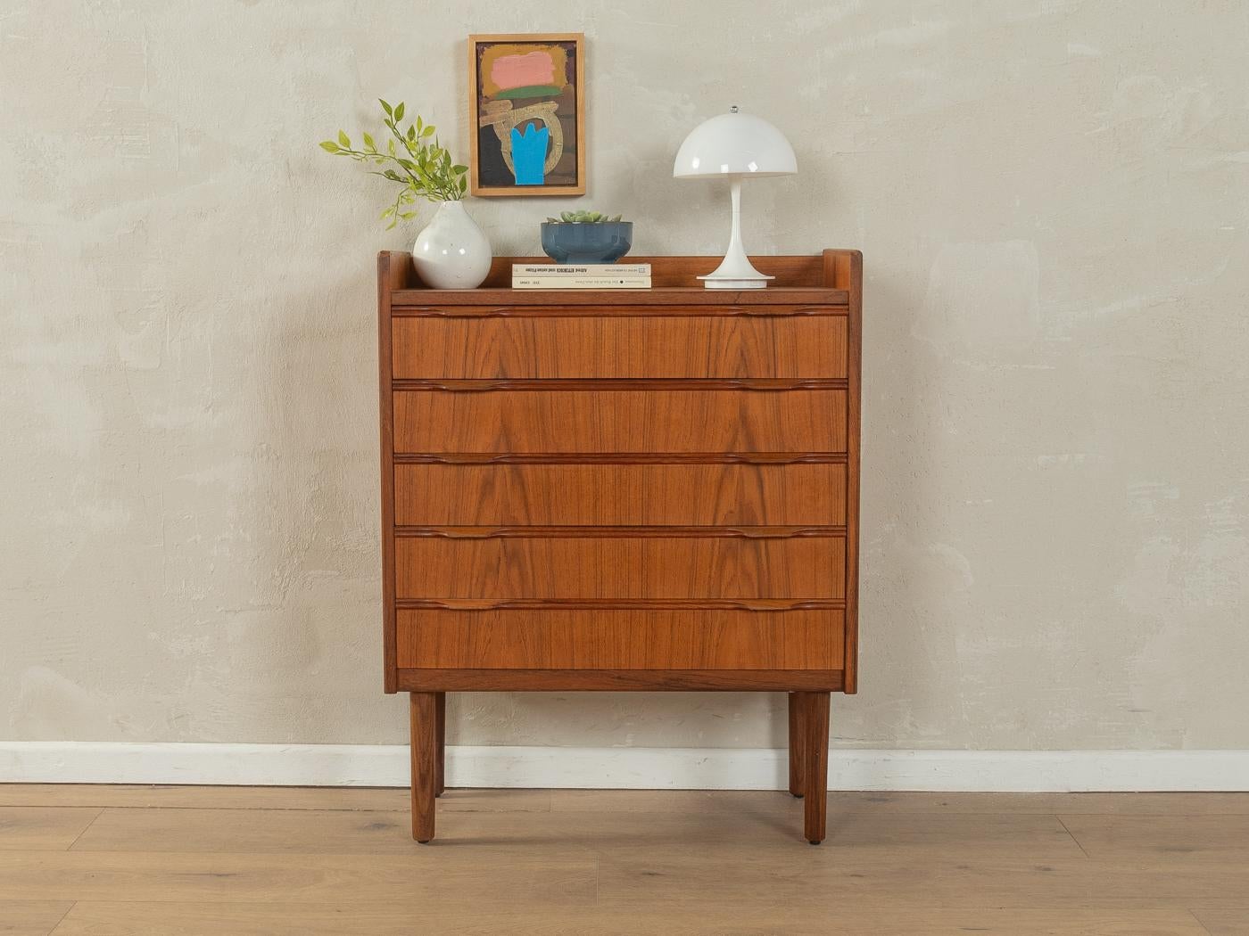 Rara cassettiera di Henning Jørgensen degli anni '60. Corpus di alta qualità in impiallacciatura di teak con cinque cassetti e piedi affusolati.

Caratteristiche di qualità:
design accurato: proporzioni perfette e visibile attenzione ai