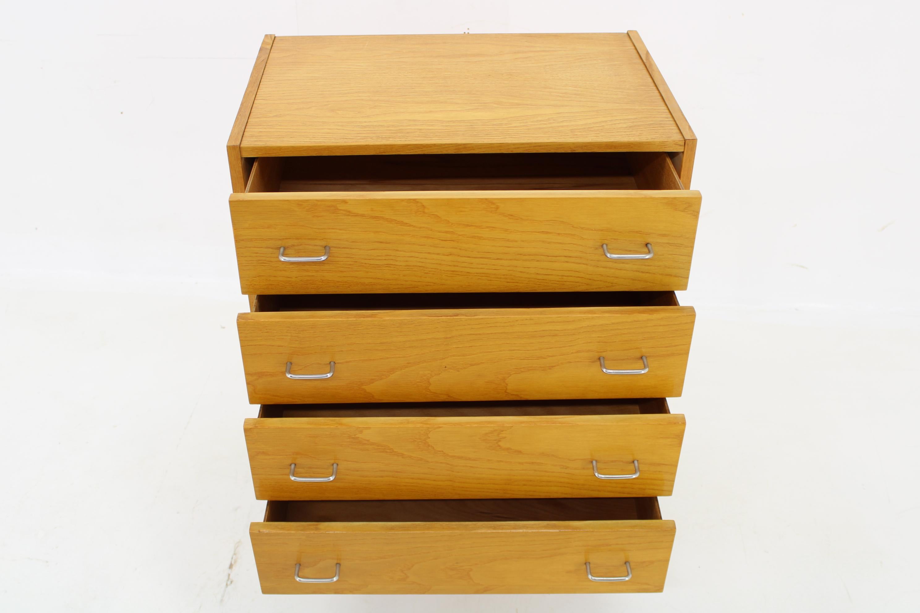 1960s Chest of Drawers in Maple Finish, Czechoslovakia For Sale 4