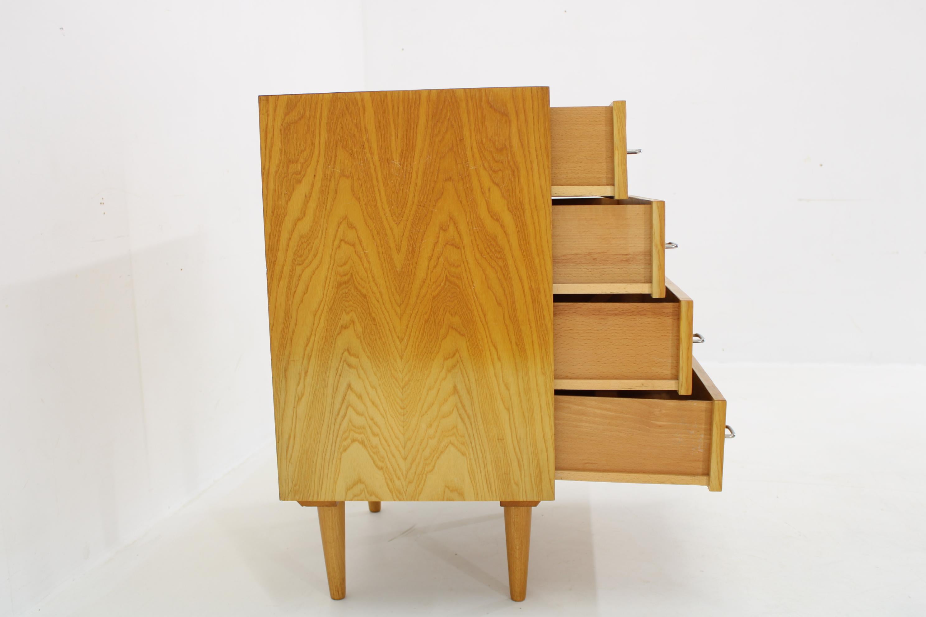 1960s Chest of Drawers in Maple Finish, Czechoslovakia For Sale 5