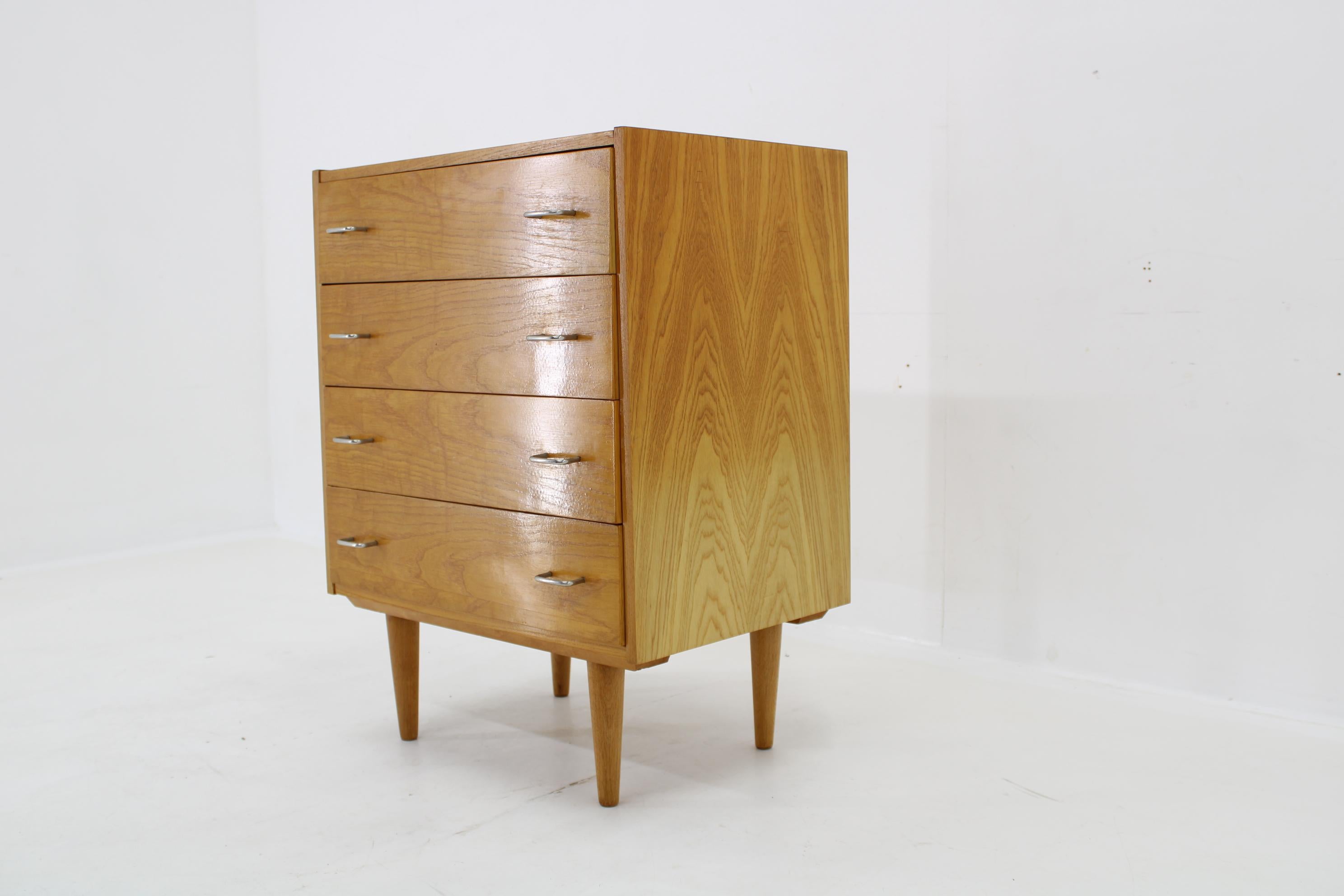 1960s Chest of Drawers in Maple Finish, Czechoslovakia In Good Condition For Sale In Praha, CZ