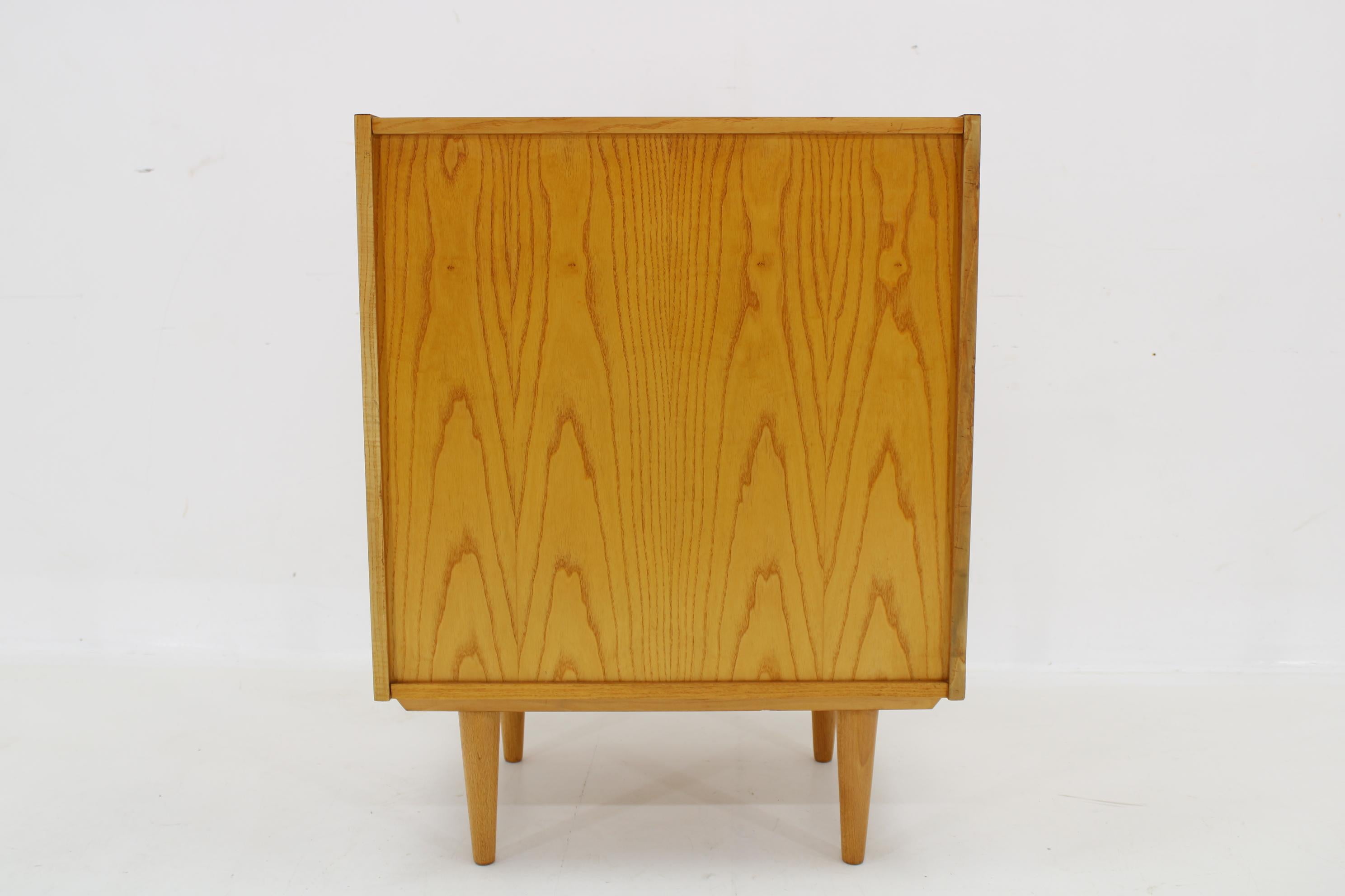 1960s Chest of Drawers in Maple Finish, Czechoslovakia For Sale 1