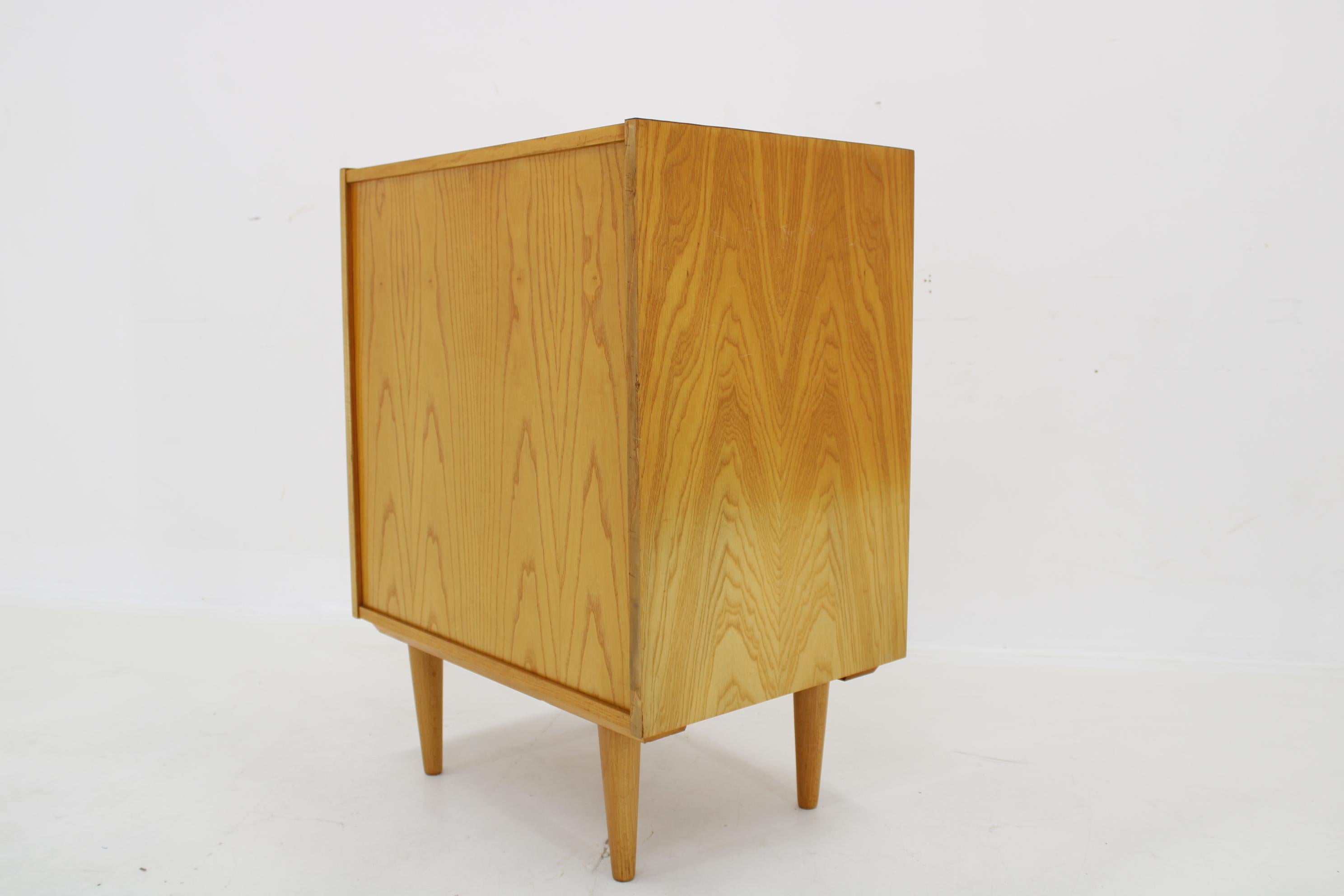 1960s Chest of Drawers in Maple Finish, Czechoslovakia For Sale 2