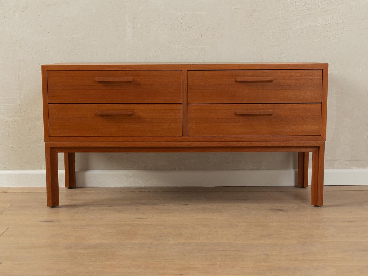 Meravigliosa cassettiera di Kai Kristiansen per A.M.F. Mobler degli anni '60. Corpus in impiallacciatura di teak con quattro cassetti e piedi dritti.

Caratteristiche di qualità:

    design accurato: proporzioni perfette e visibile attenzione ai