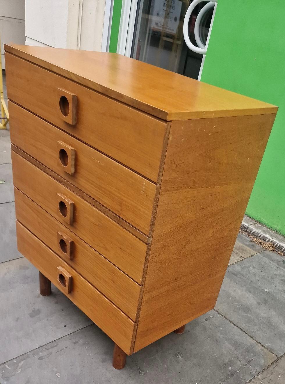 Una classica cassettiera Midcentury Modern in teak a cinque cassetti progettata da 
Gunther Hoffstead per uniflex 1960s UK


