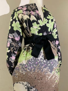 Maxi abito estivo degli anni '60 di Chester Weinberg con stampa floreale pastello su sfondo nero con fusciacca